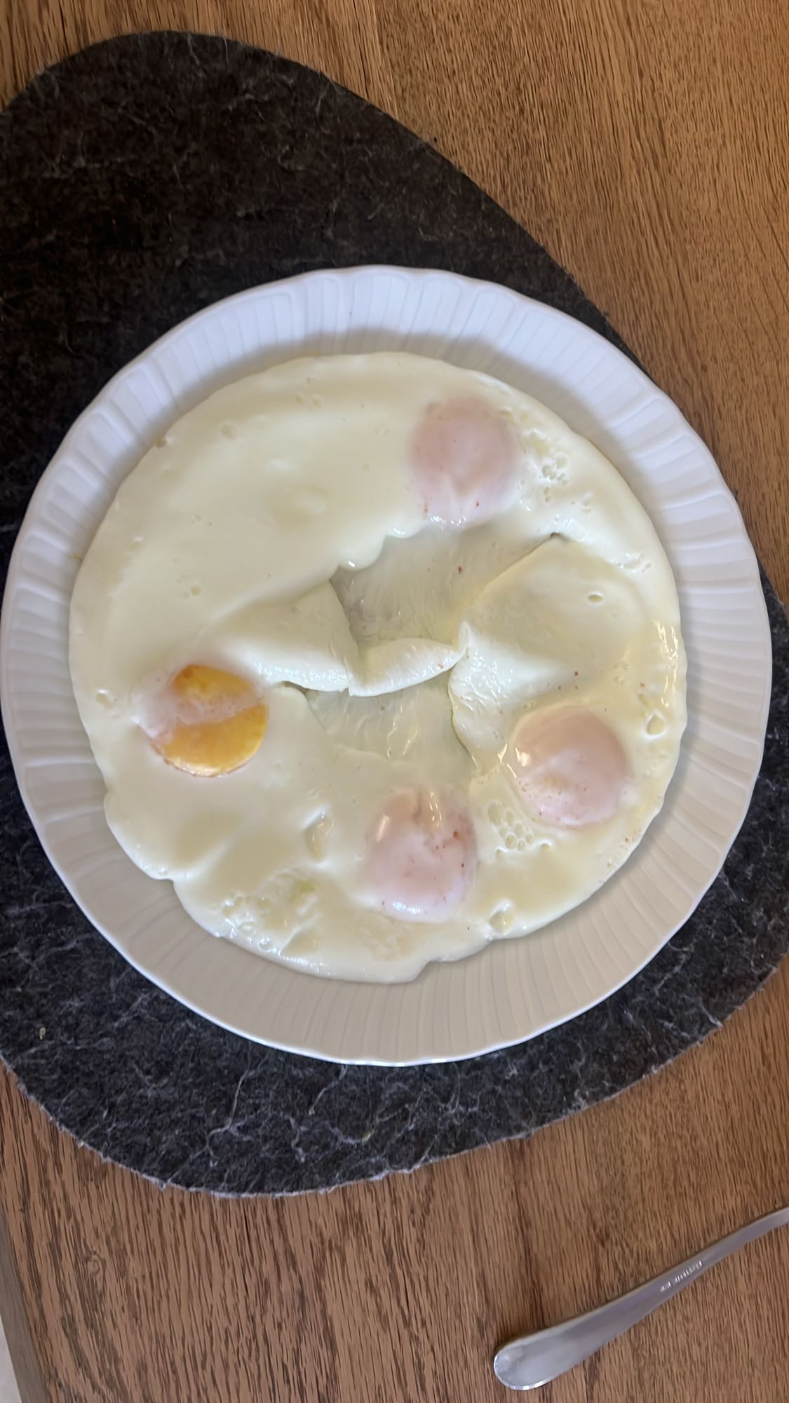 Yumurta beyazı ve sarısı tava