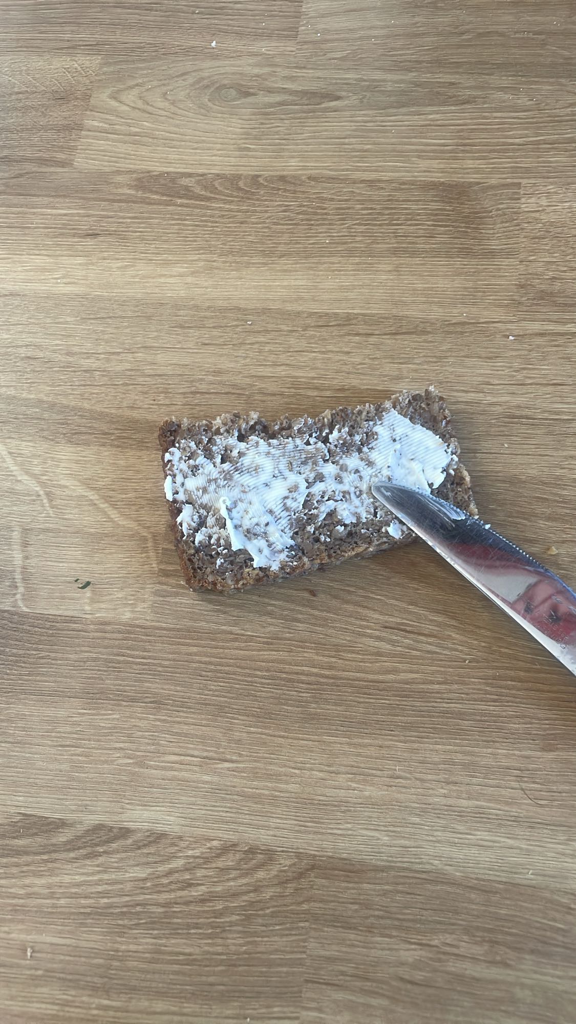 Chleb razowy z masłem