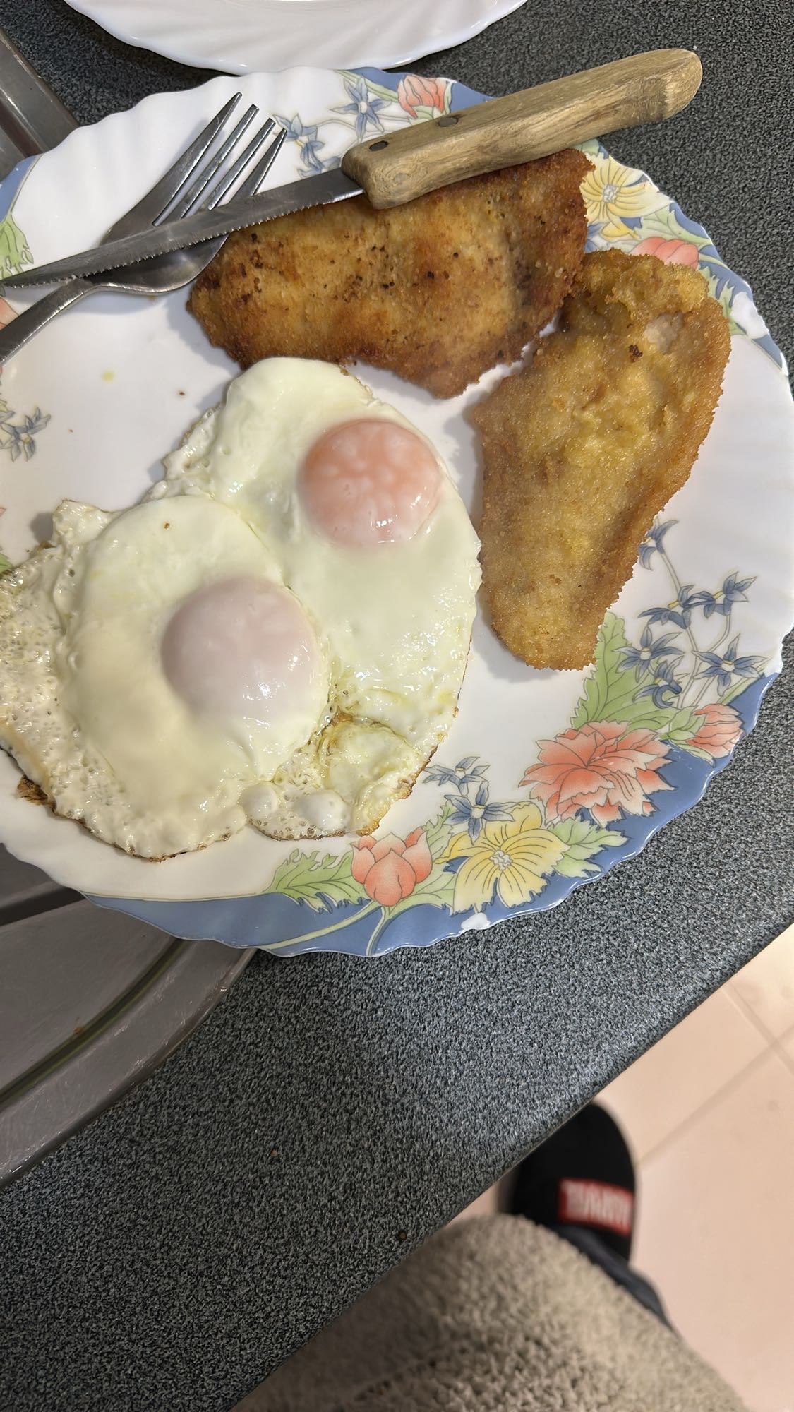 Huevos y filetes empanizados