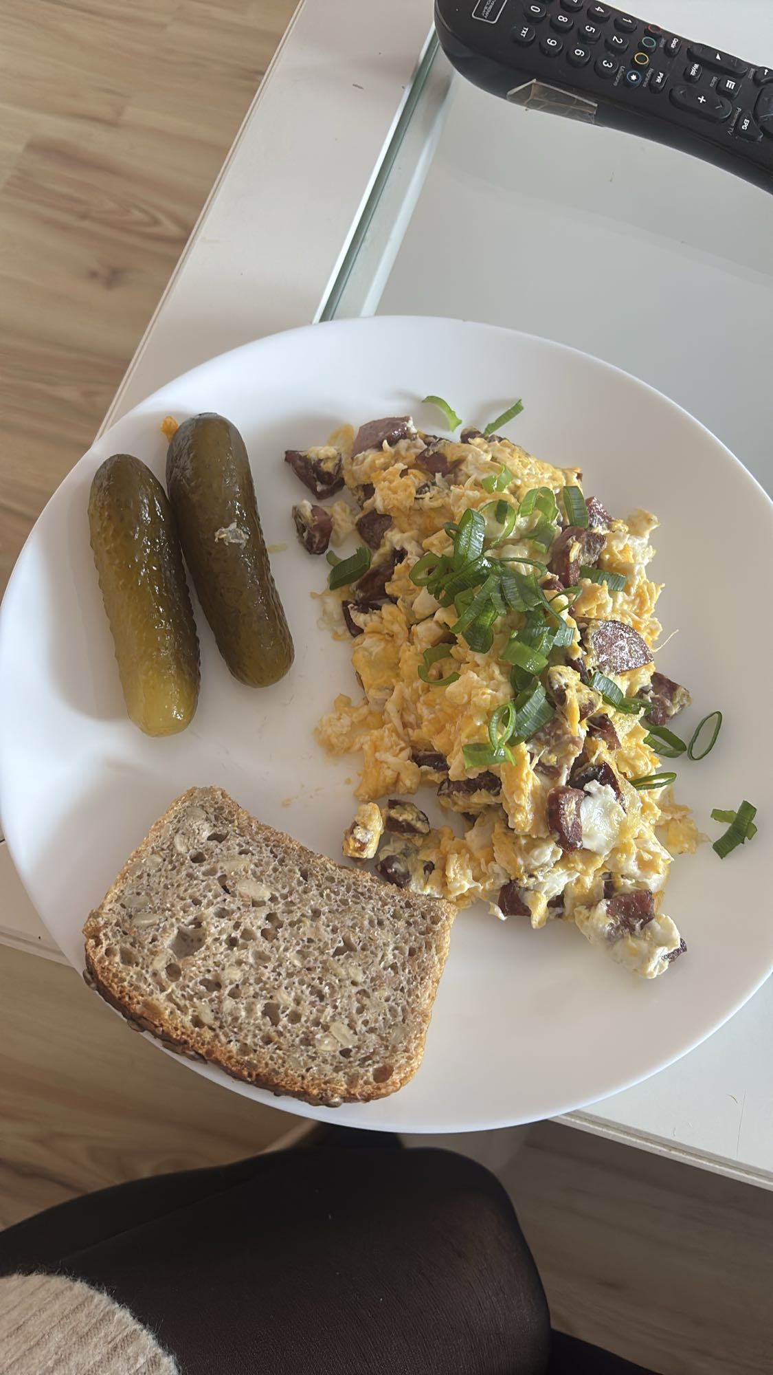 Jajecznica z kiełbasą i ogórkiem