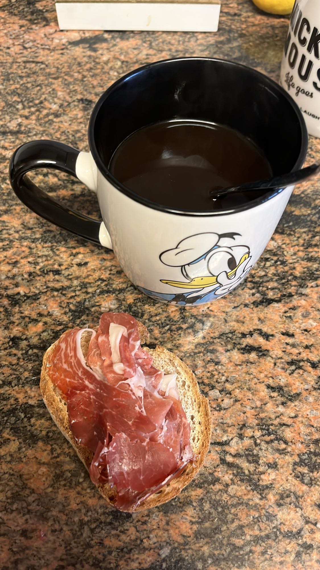 Café y pan con jamón