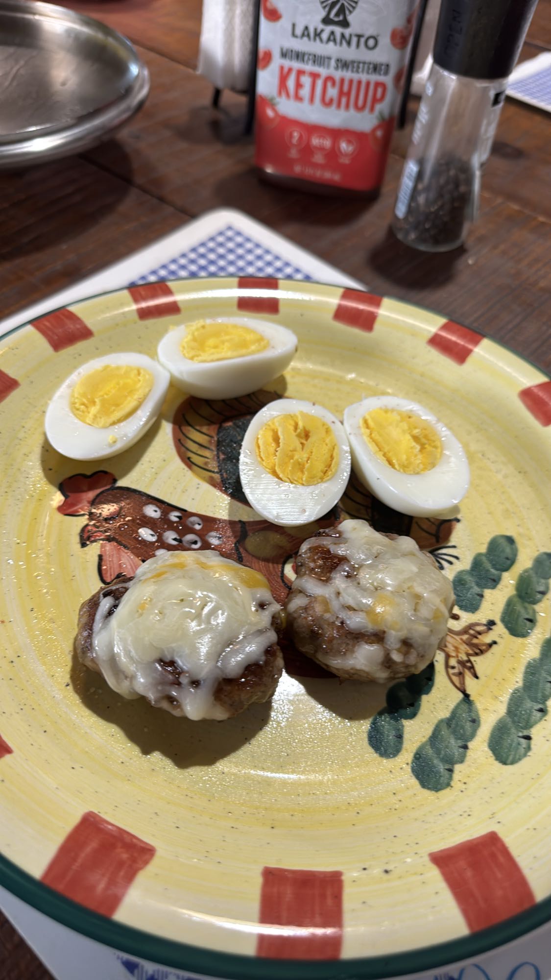 Huevos y albóndigas con queso