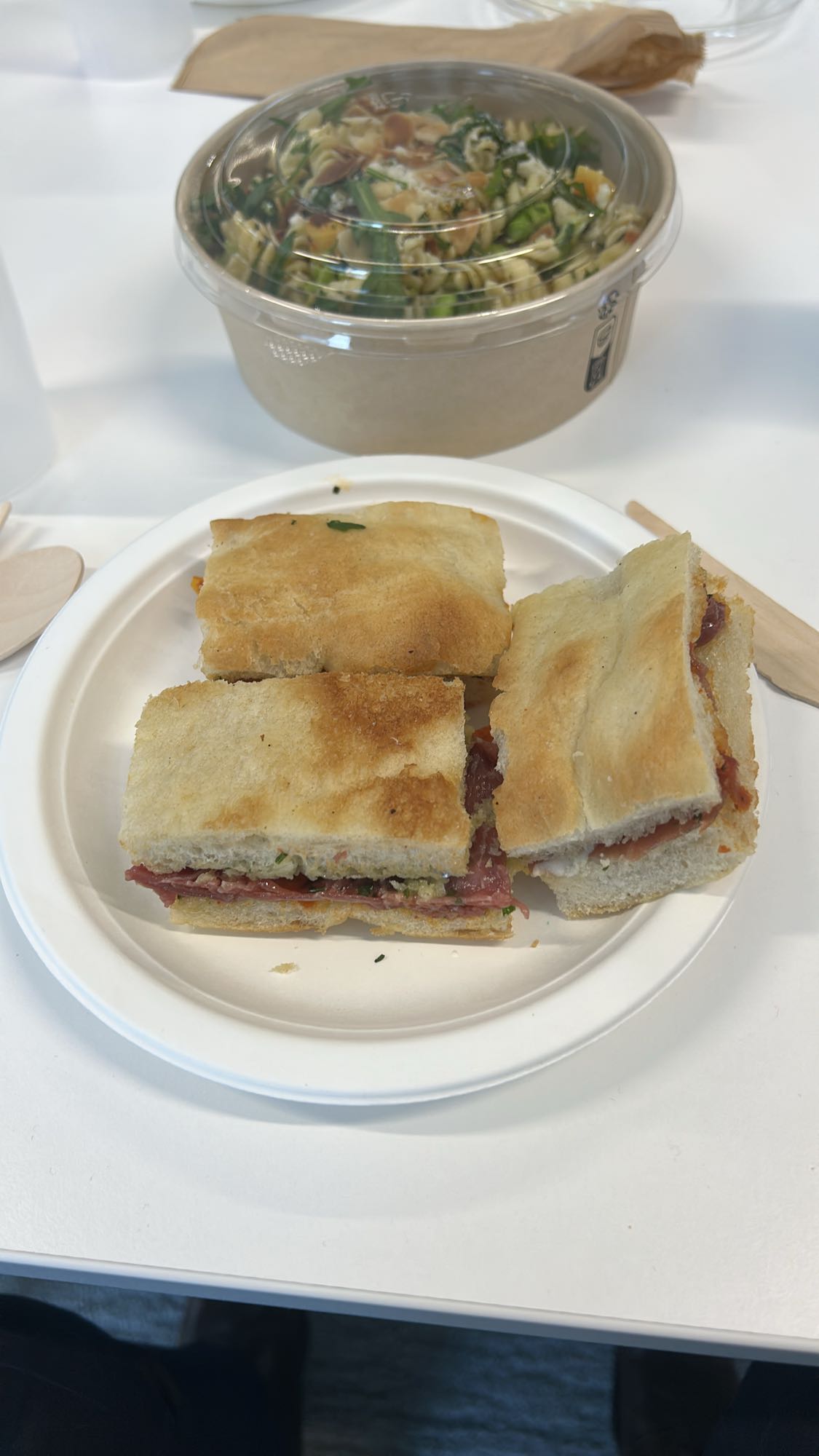 Sandwich et salade pâtes