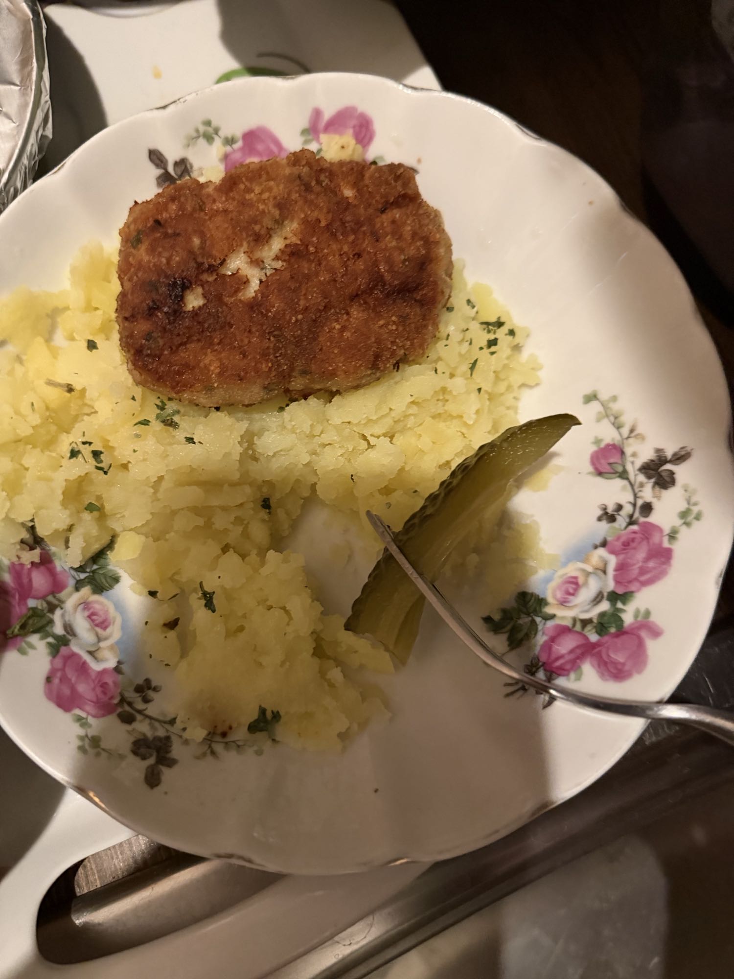 Kotlety z ziemniakami i ogórkiem