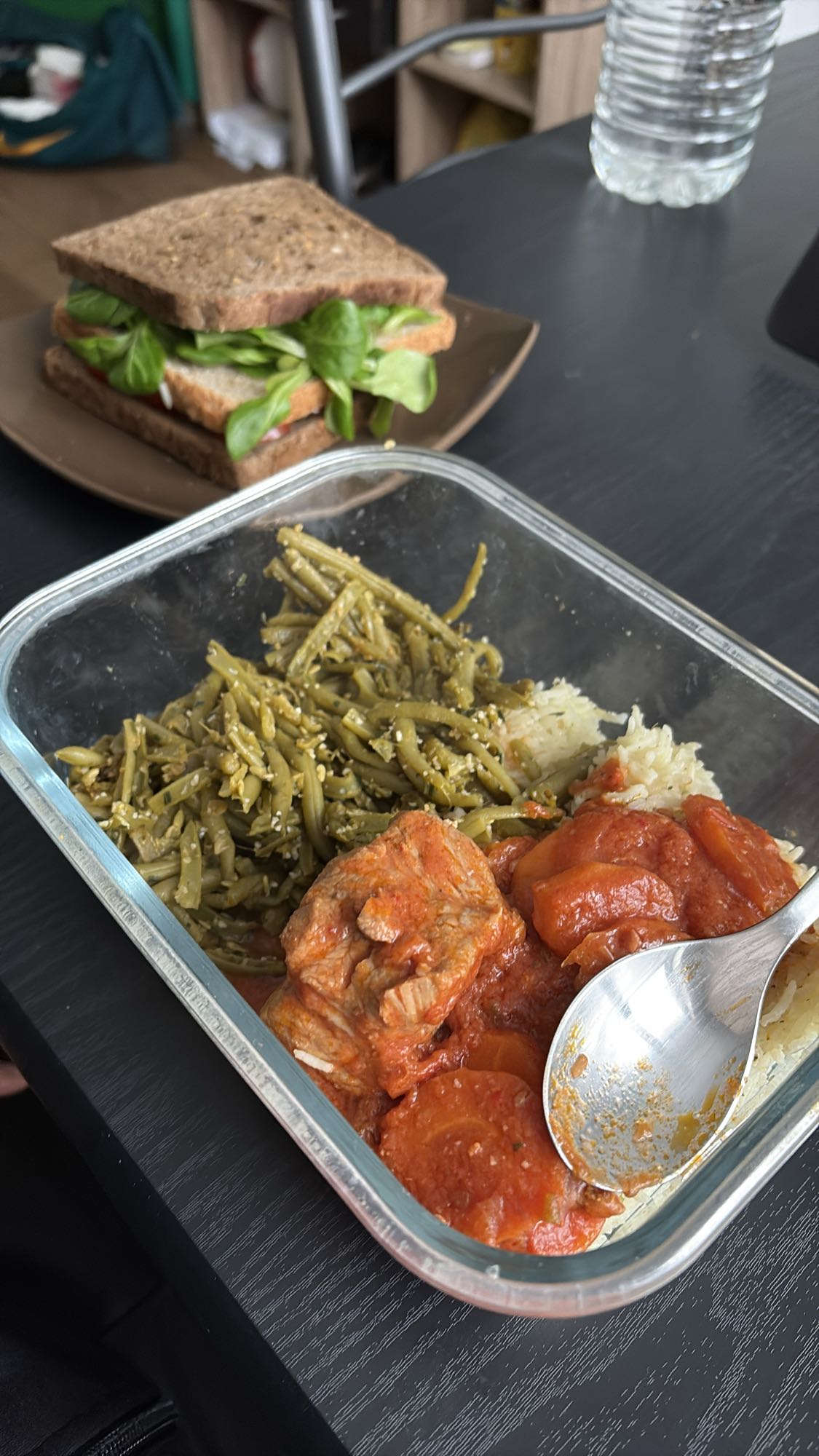 Riz, haricots, sandwich