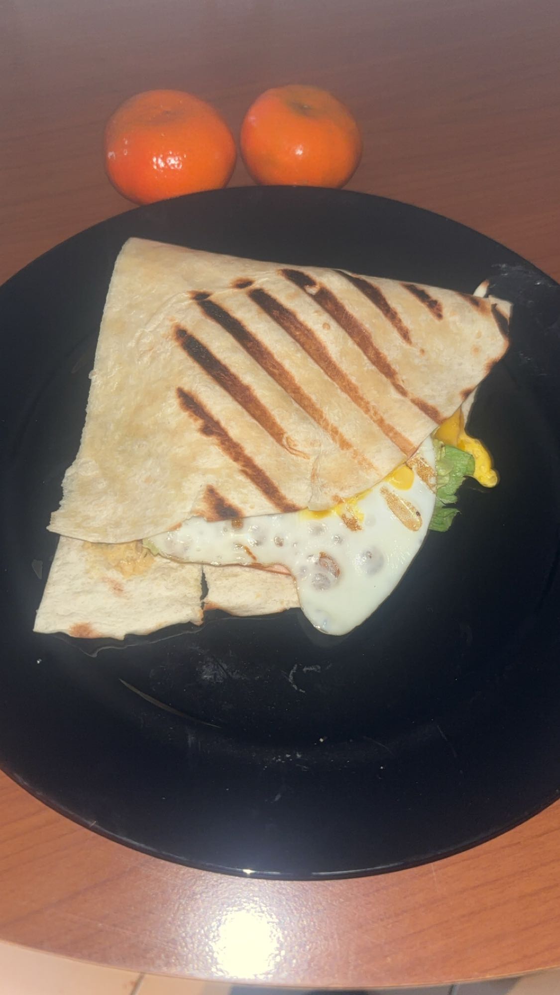 Wrap aux œufs, poulet et clémentines