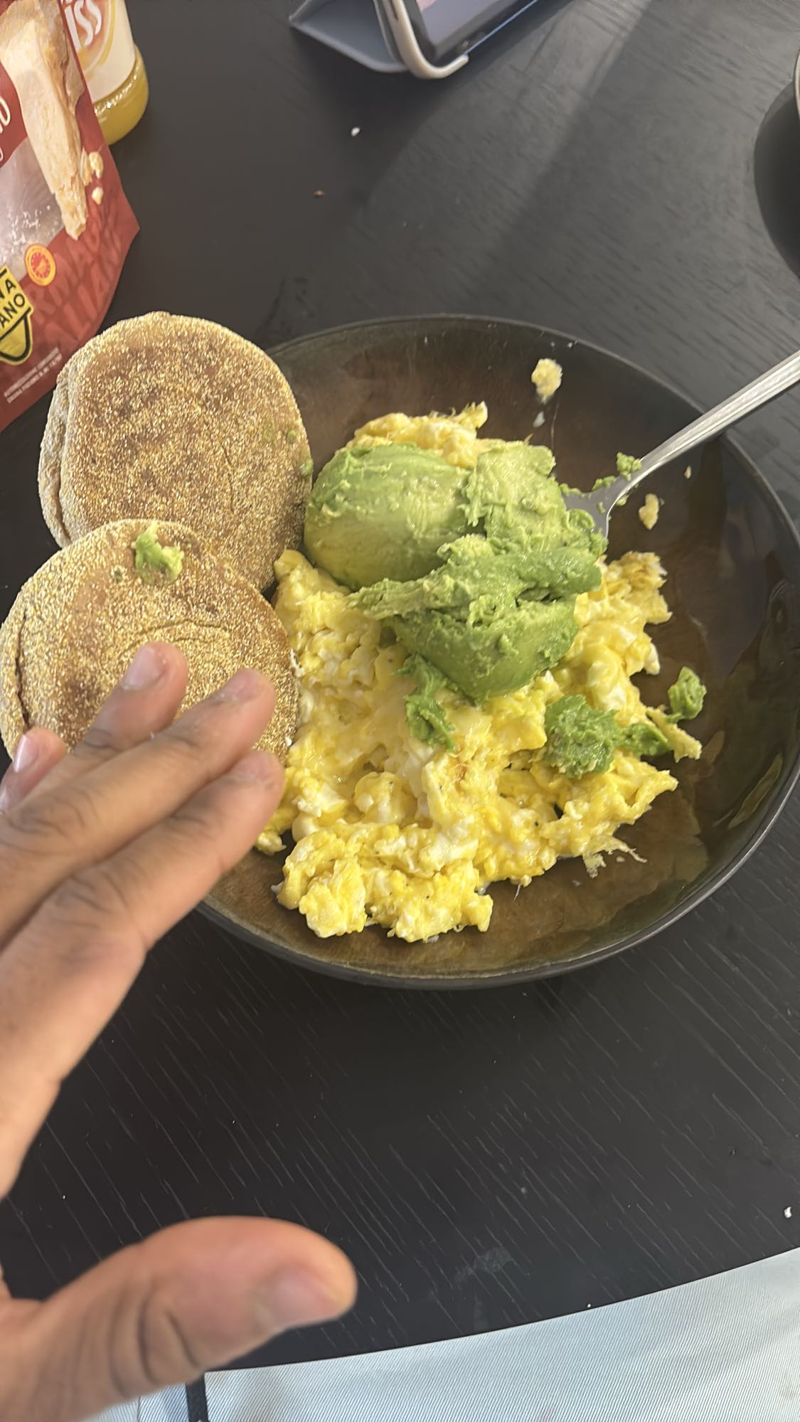 Oeufs brouillés, avocat, muffins