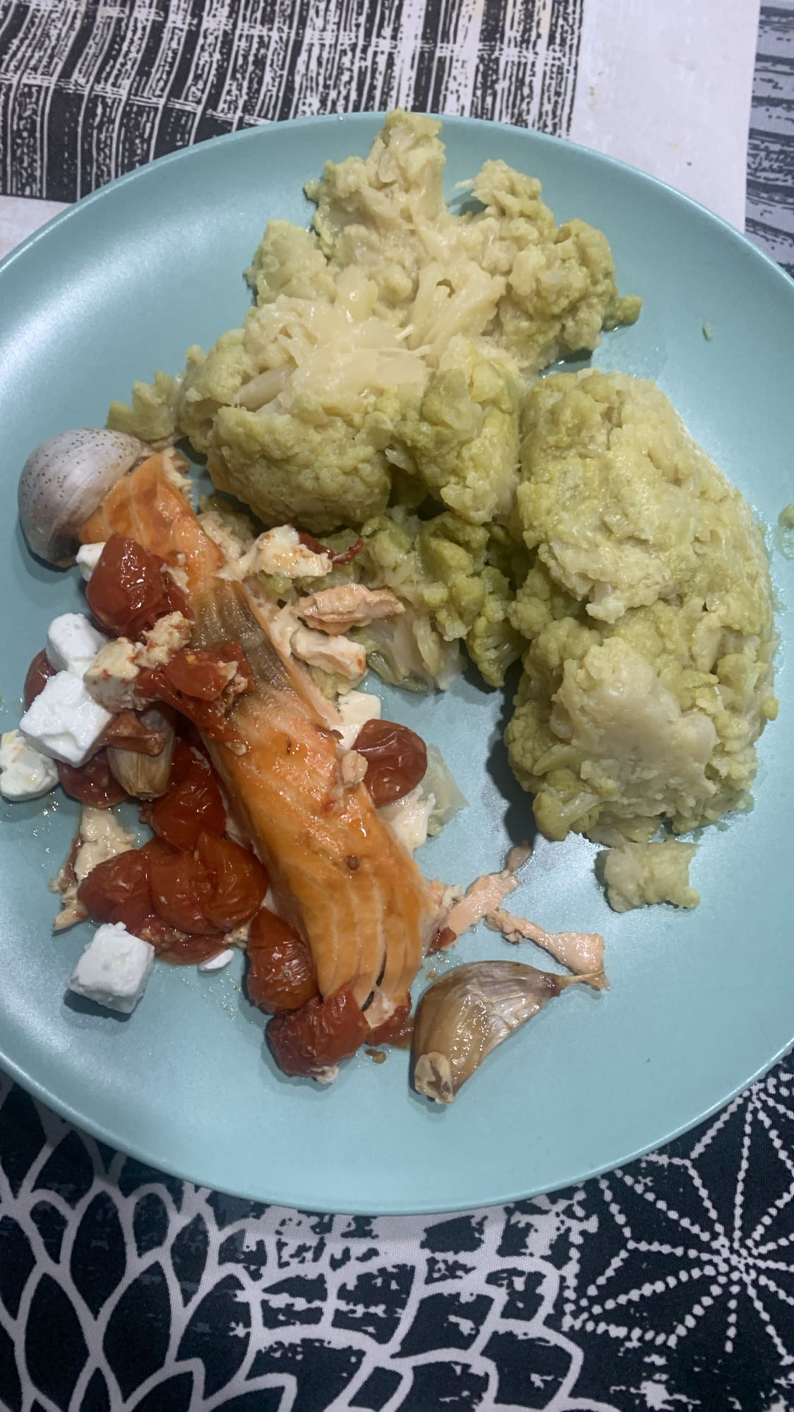 Salmón con coliflor y queso