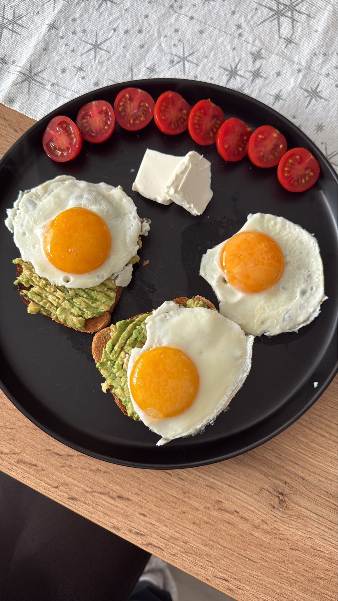 Mic dejun cu ouă și avocado