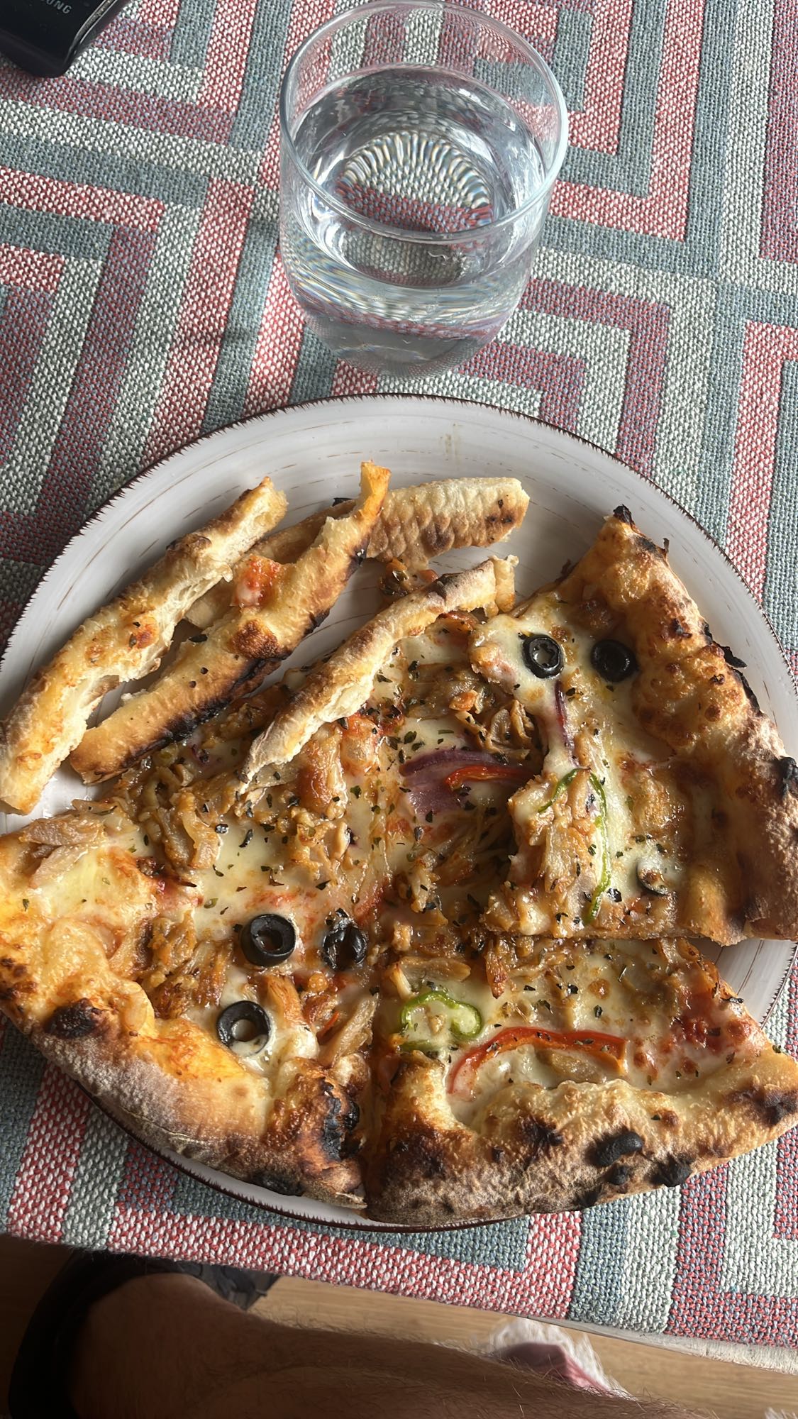 pizza vegetal y agua