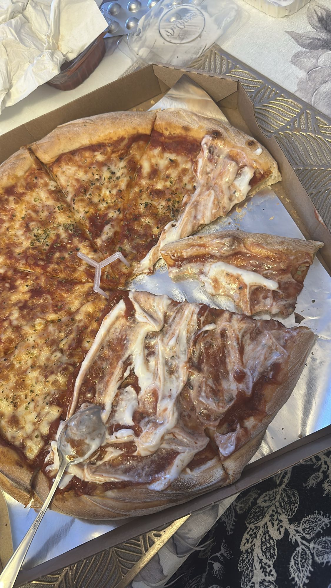 Pizza z serem i sosem