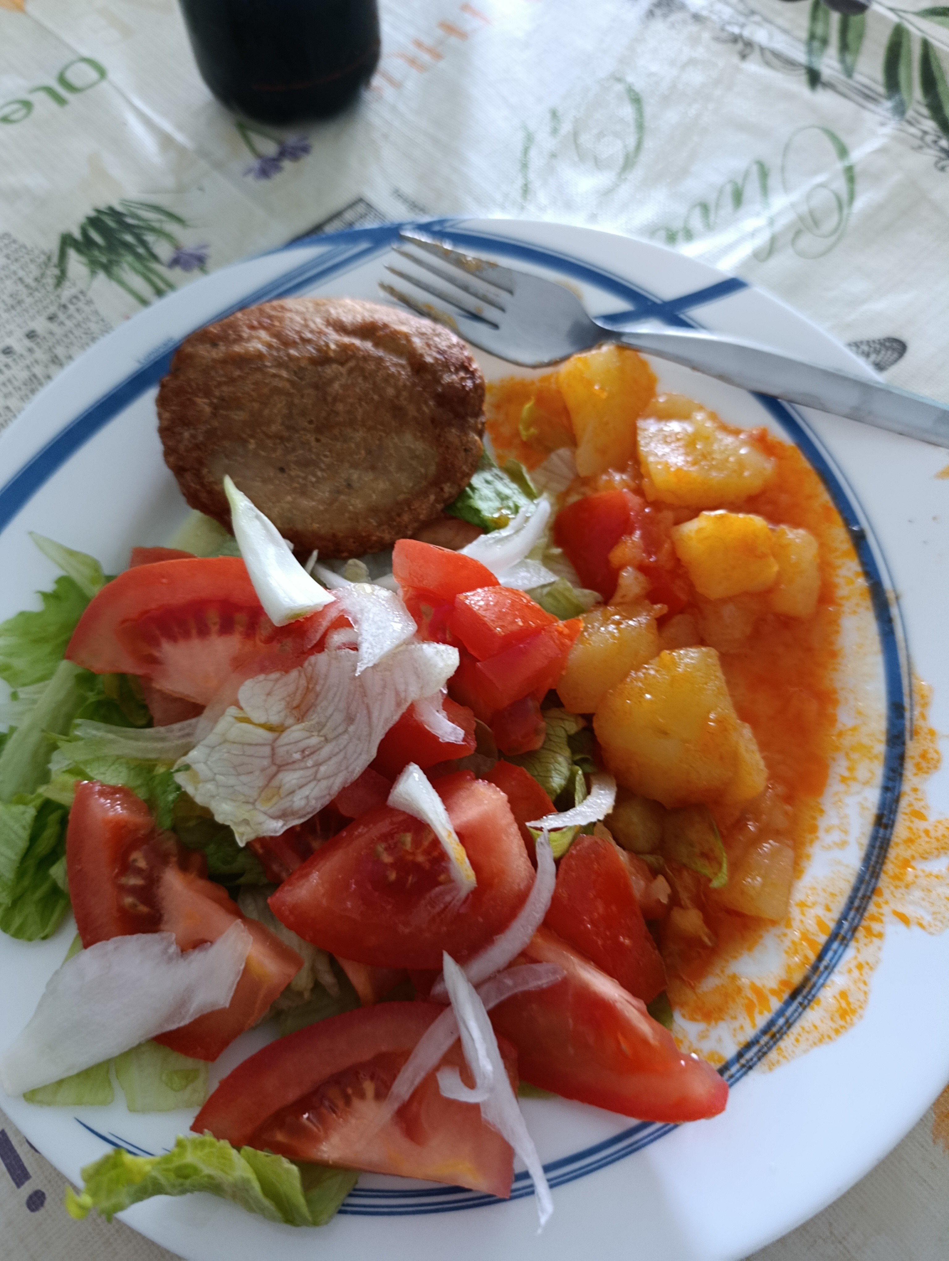 Hamburguesa con ensalada y papas