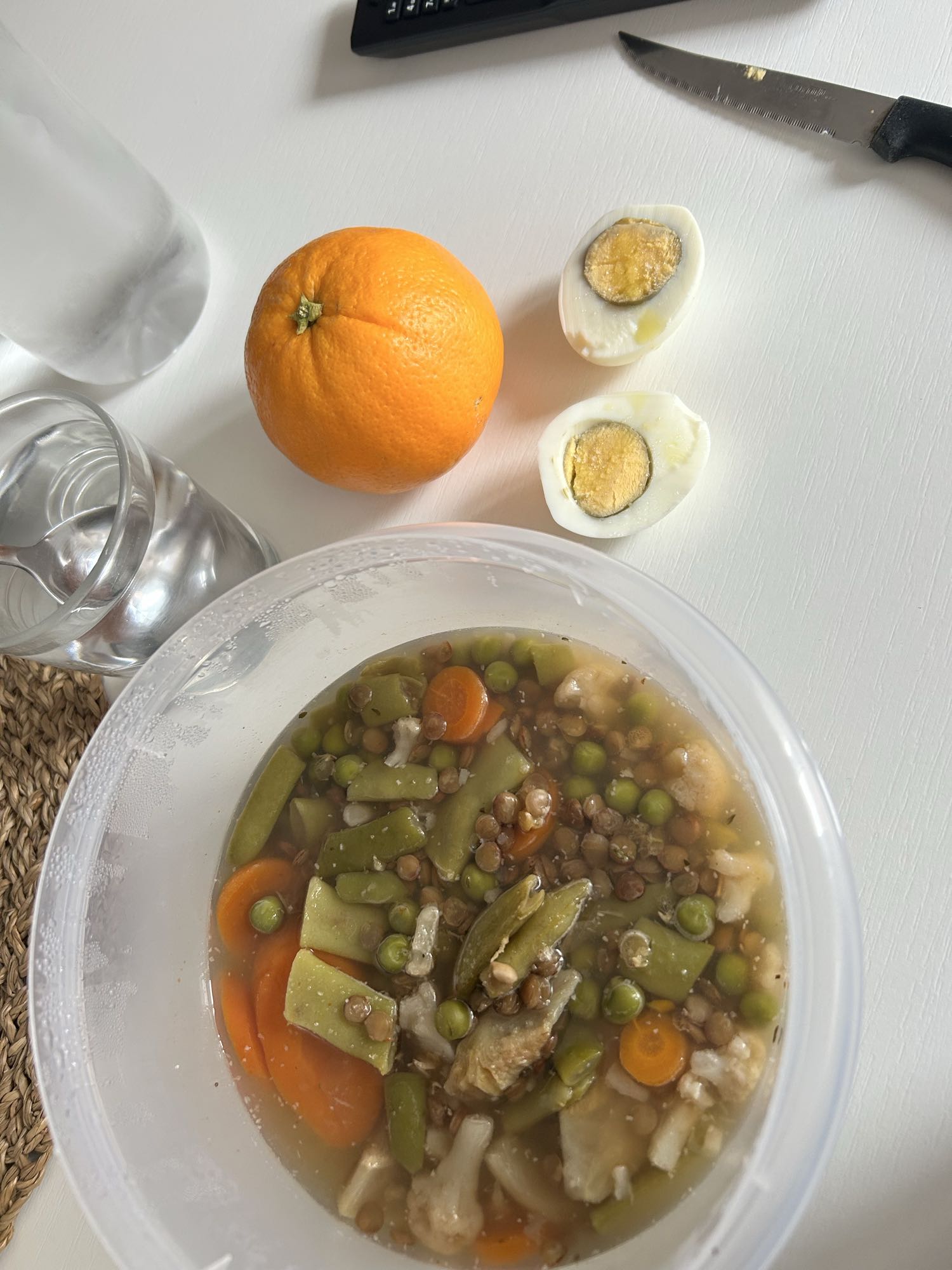 Sopa con huevo y naranja