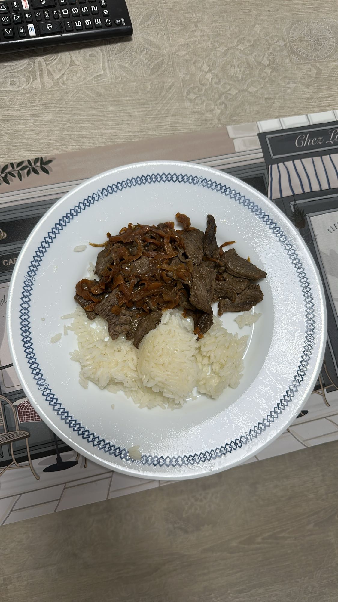 Arroz con carne salteada