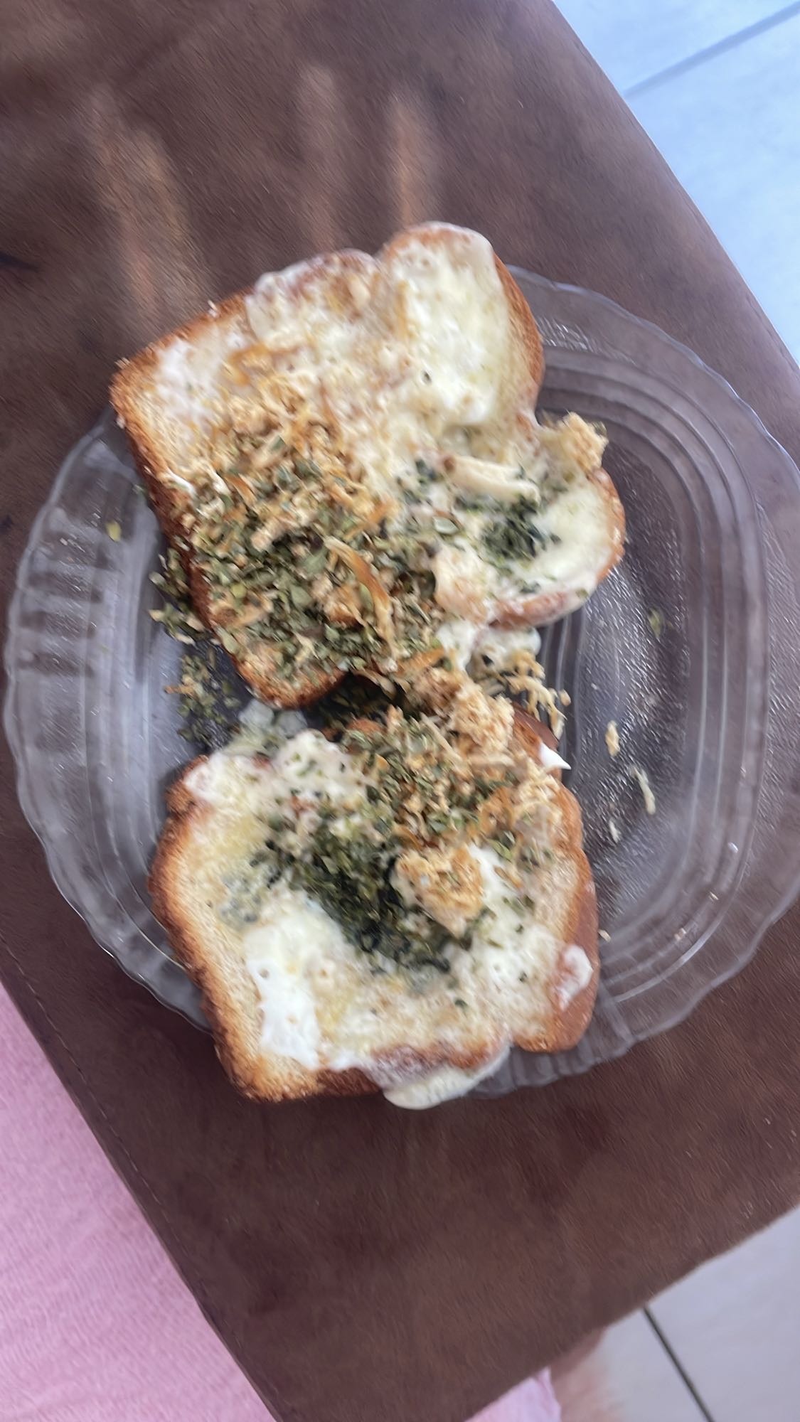 Torrada com queijo e ervas