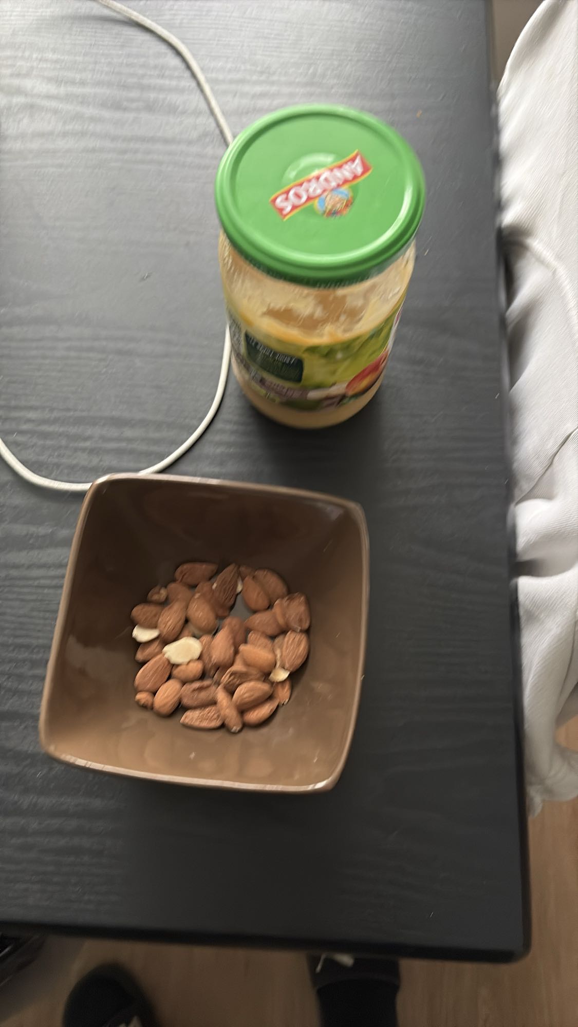 Amandes et houmous