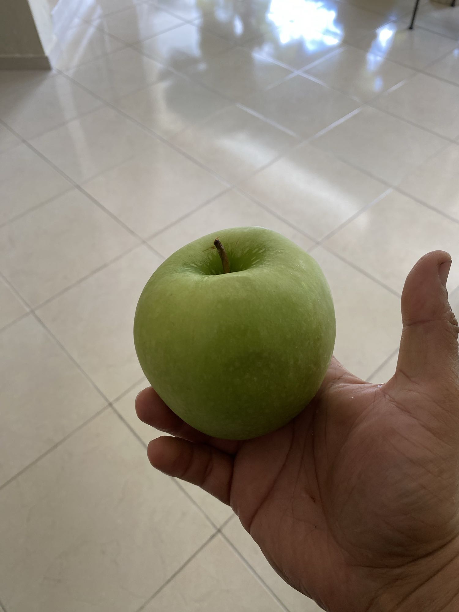 Manzana verde entera