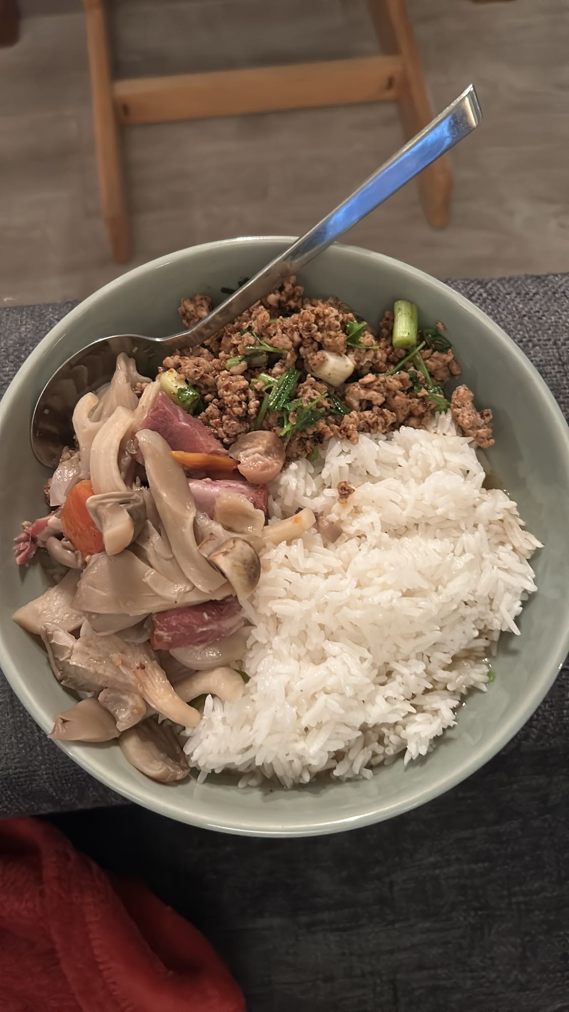 Ris med kjøtt og grønnsaker