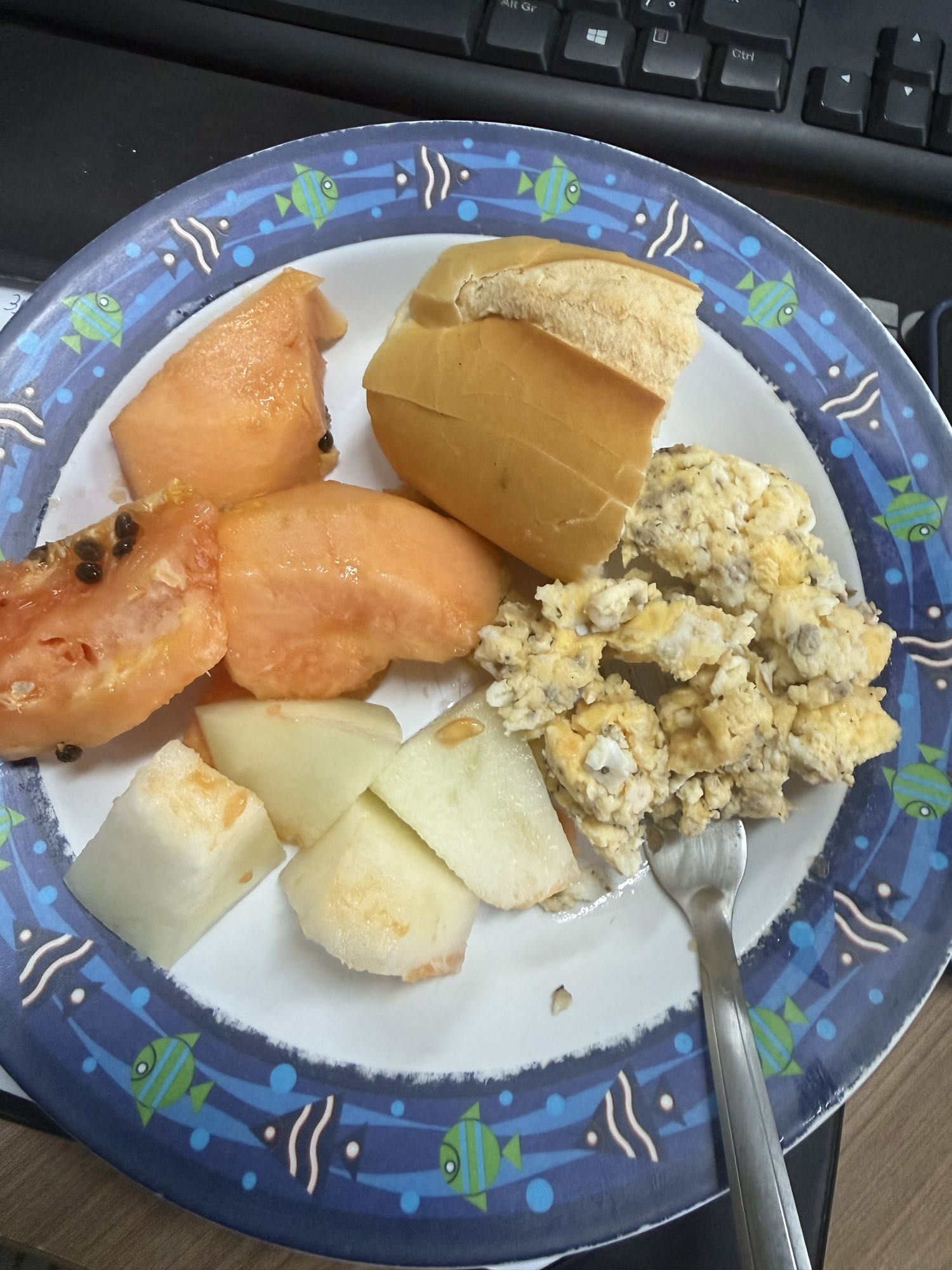 Café com frutas e ovos