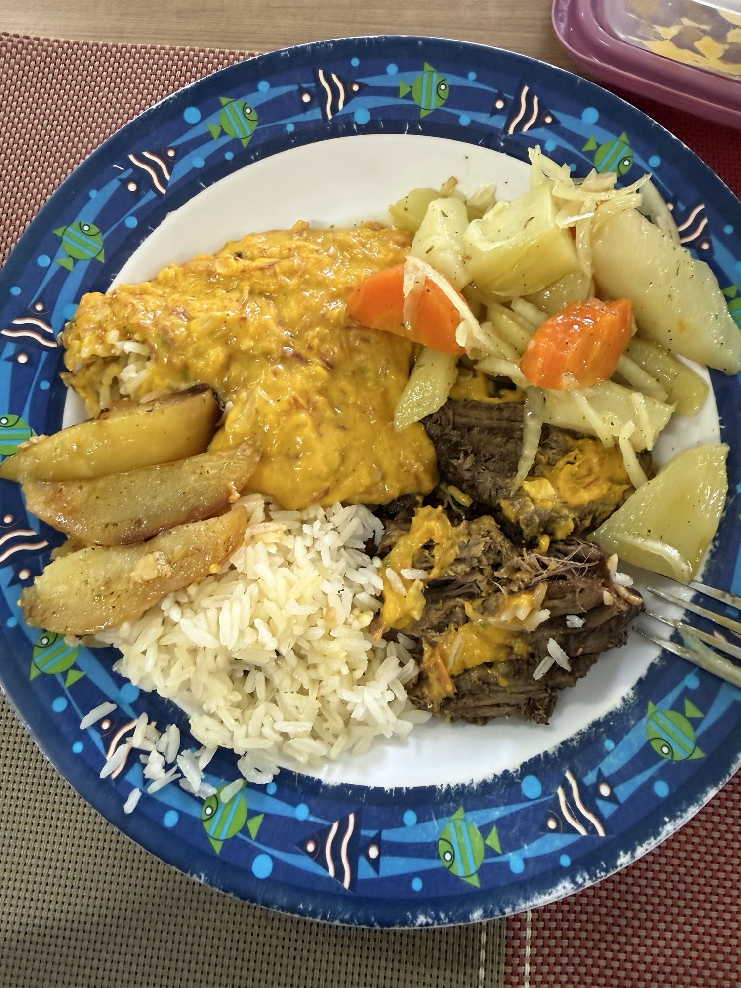 Arroz, carne, legumes e batata