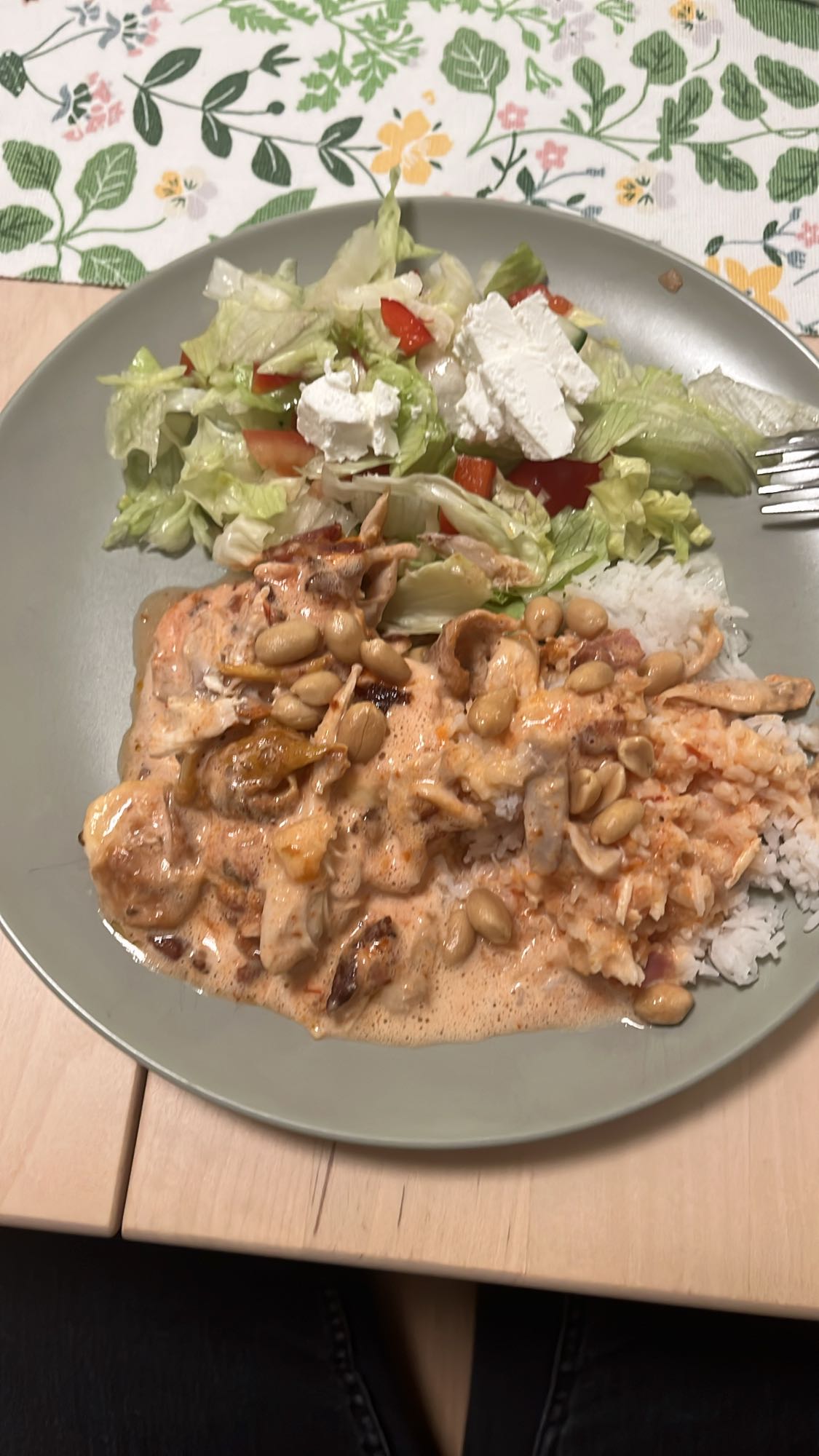 Kycklinggryta med ris och sallad