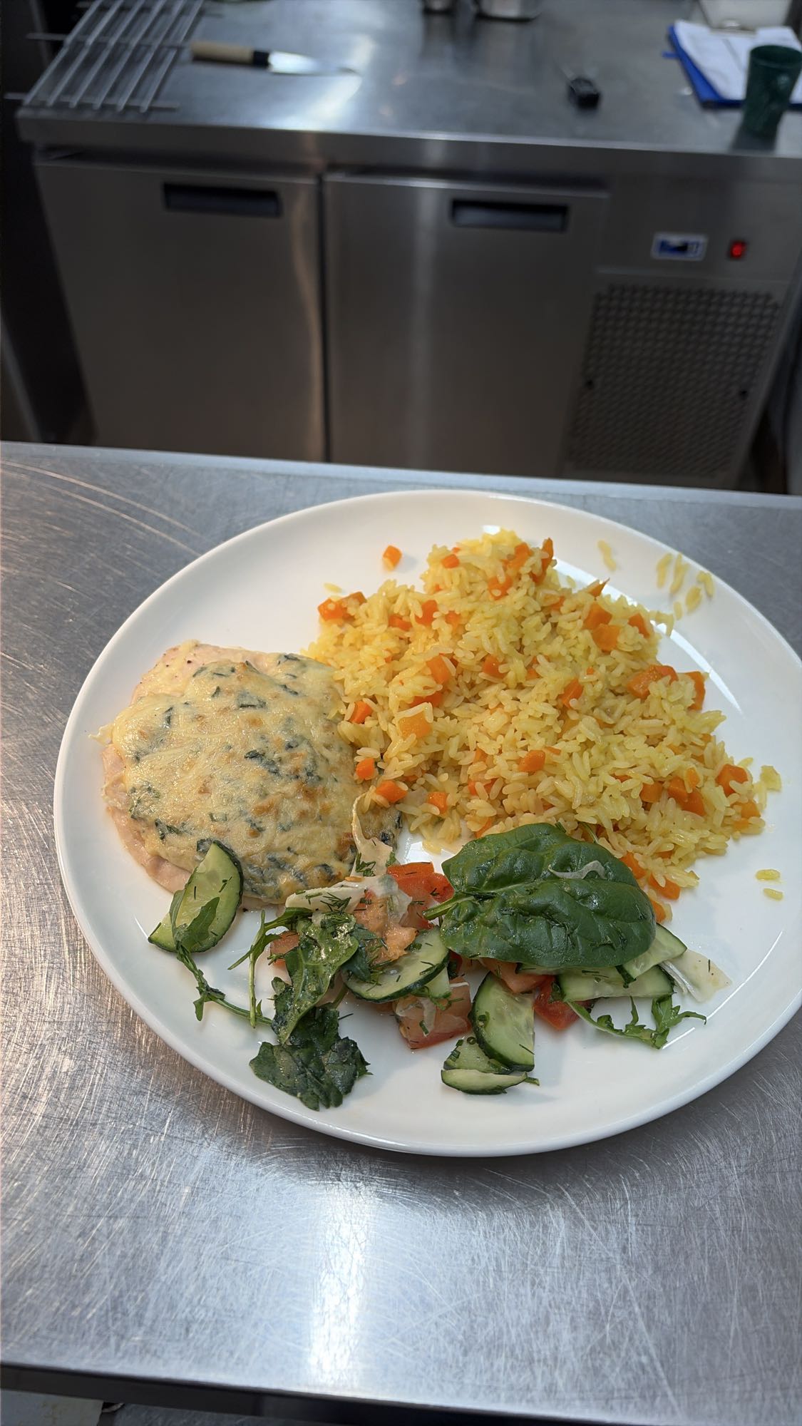 Курица с рисом и салатом