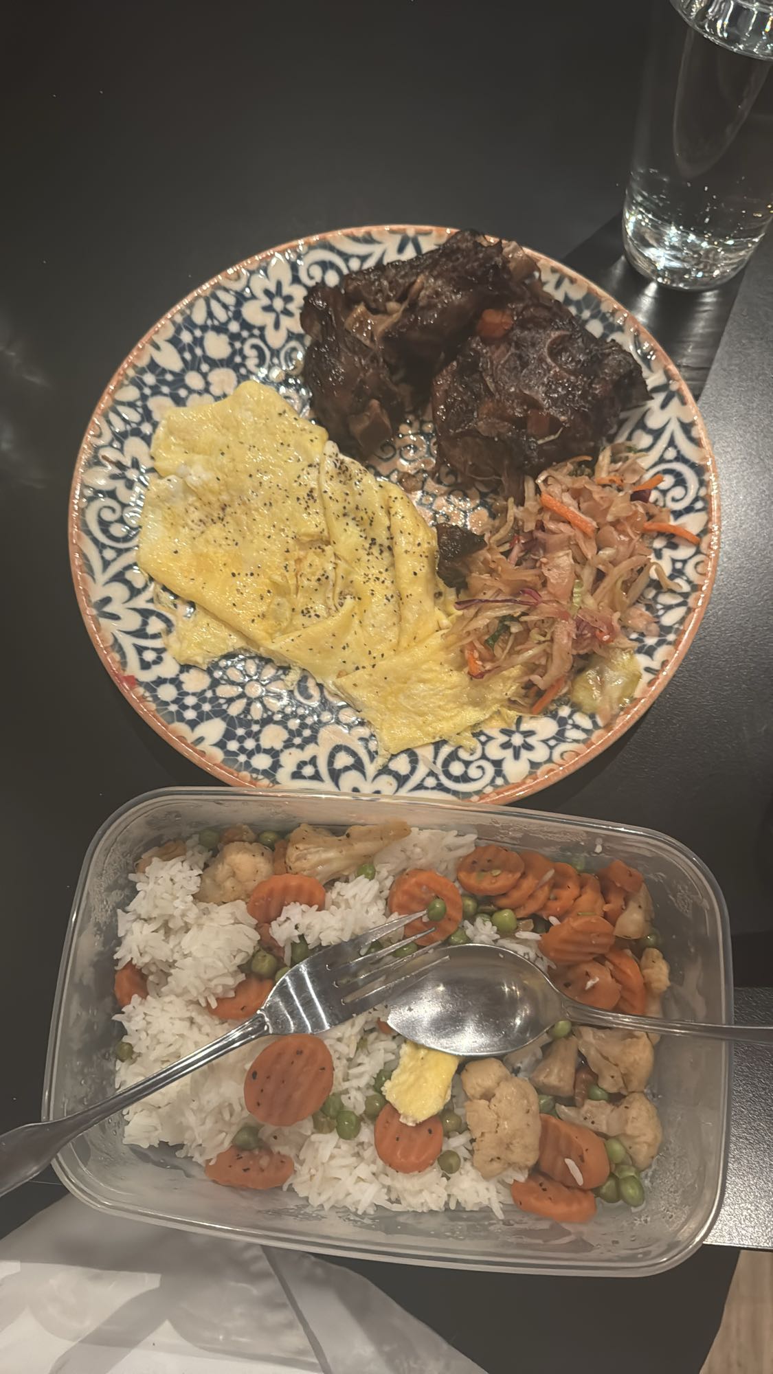 Oxsvans, omelett, risgrönsaker