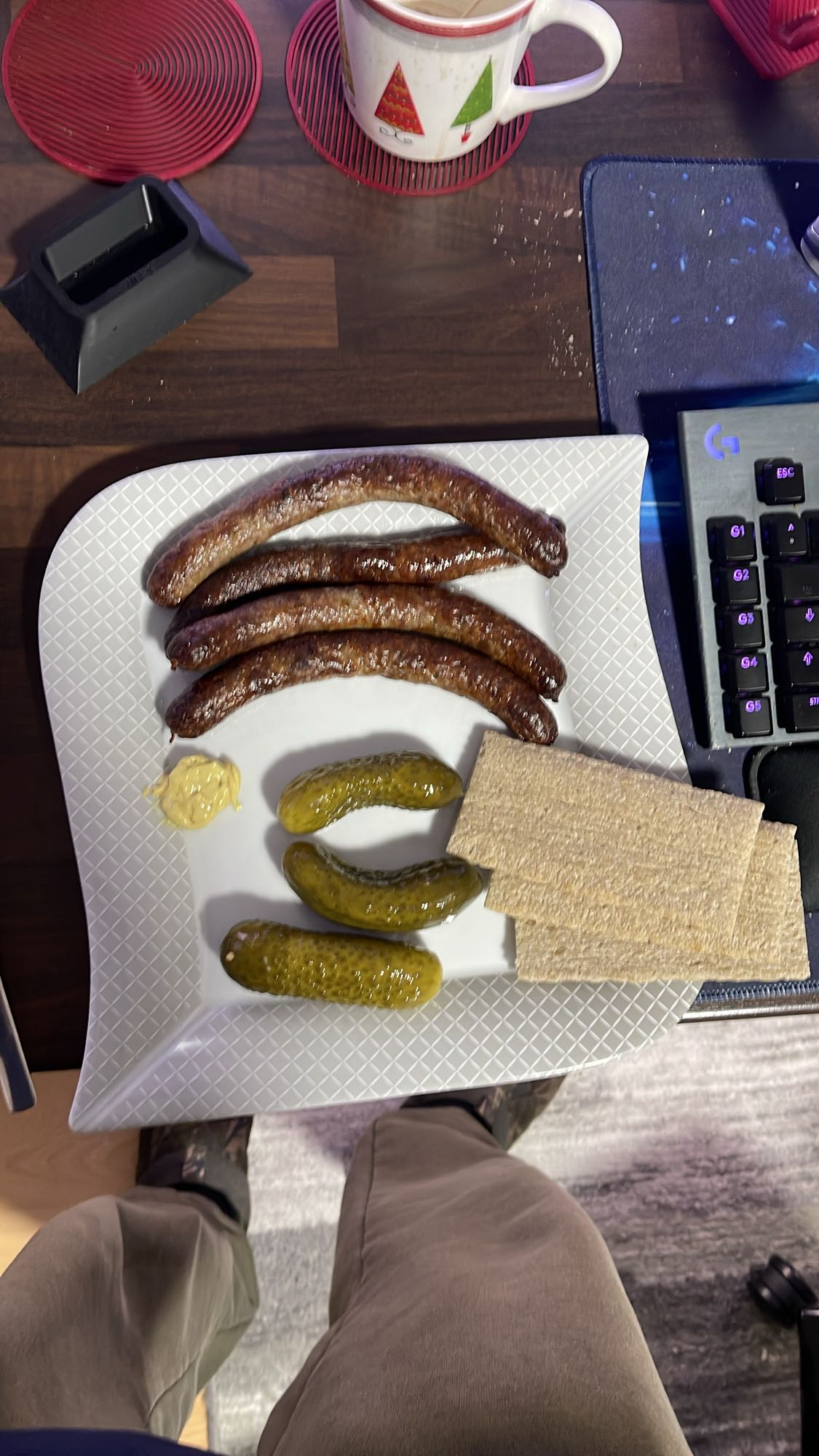 Saucisses et cornichons