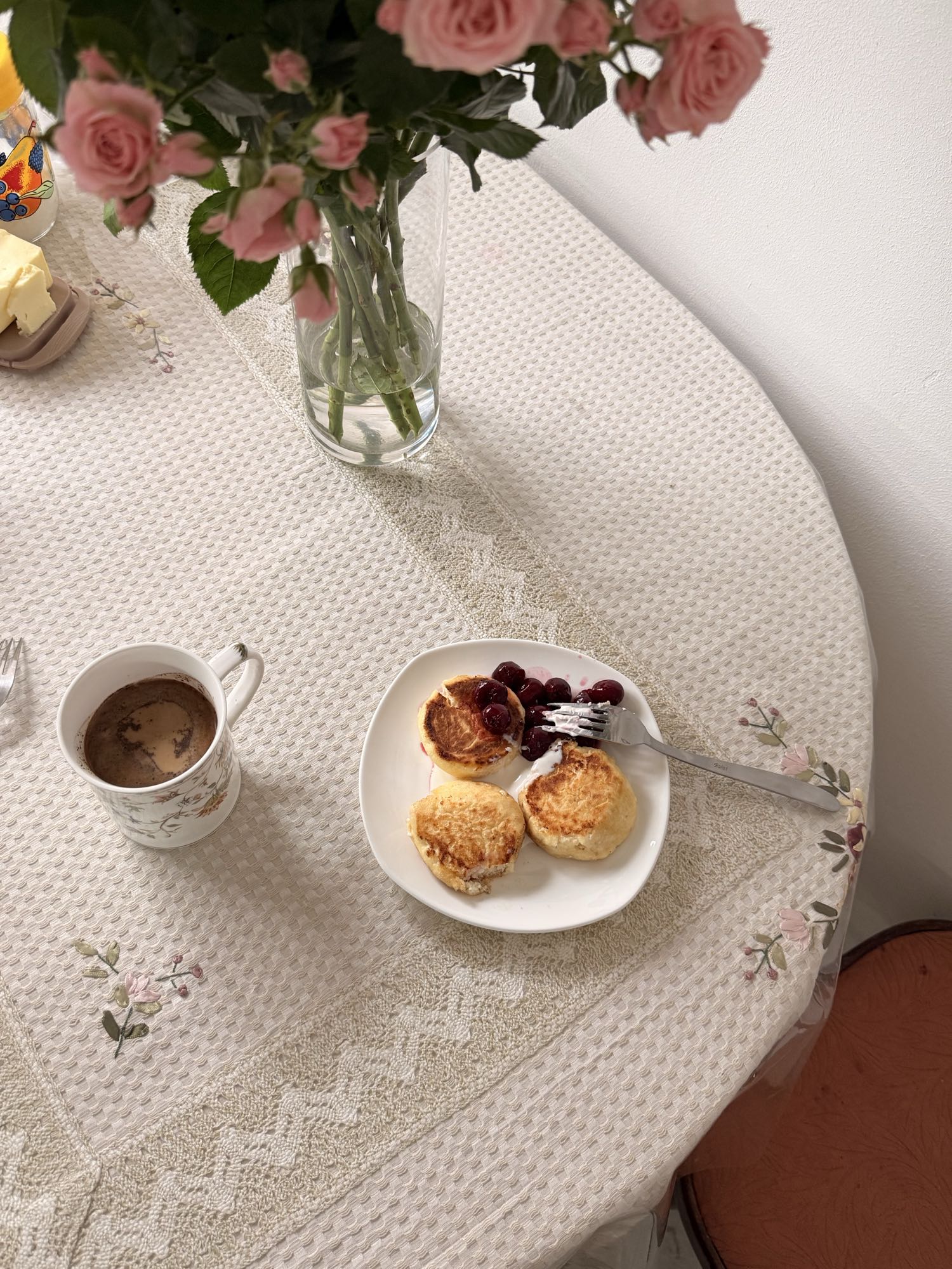 Сырники с вишней и кофе