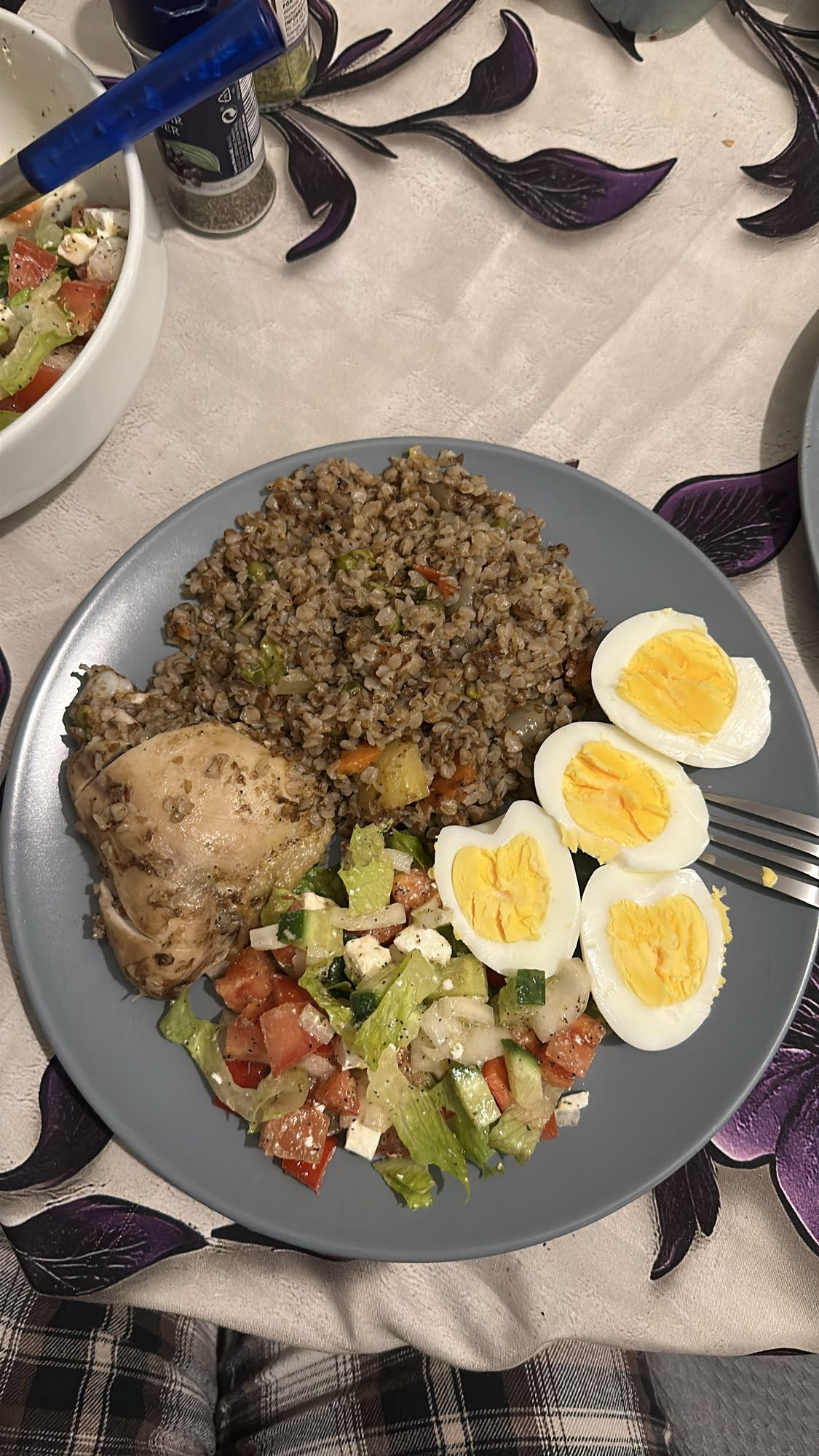 гречка с курицей и салатом