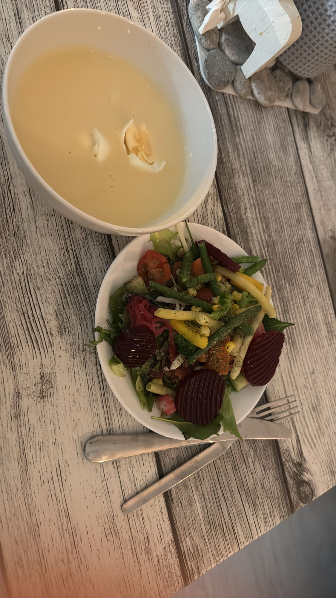 Sallad och soppa med ägg