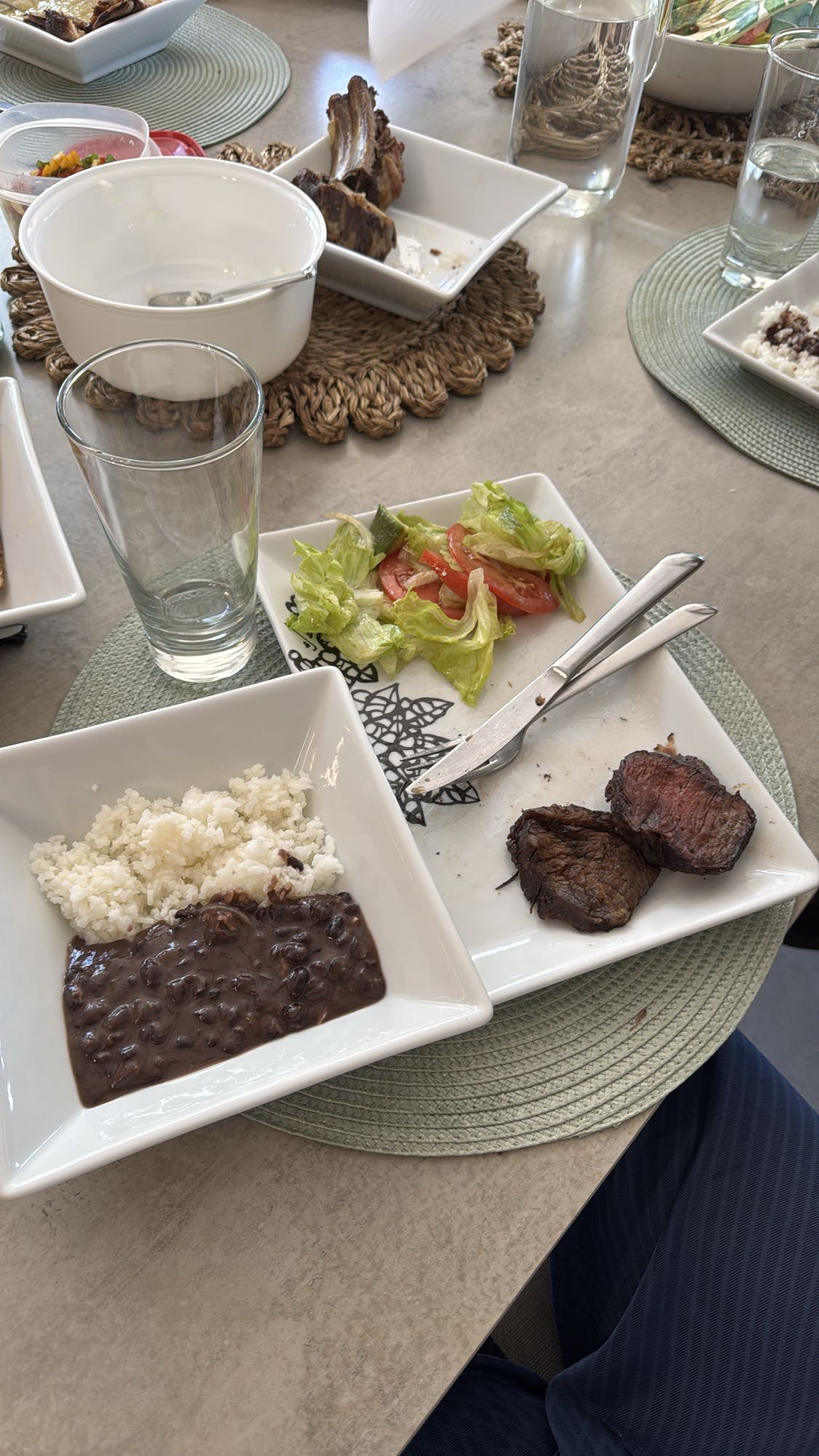 carne, arroz, frijoles y ensalada