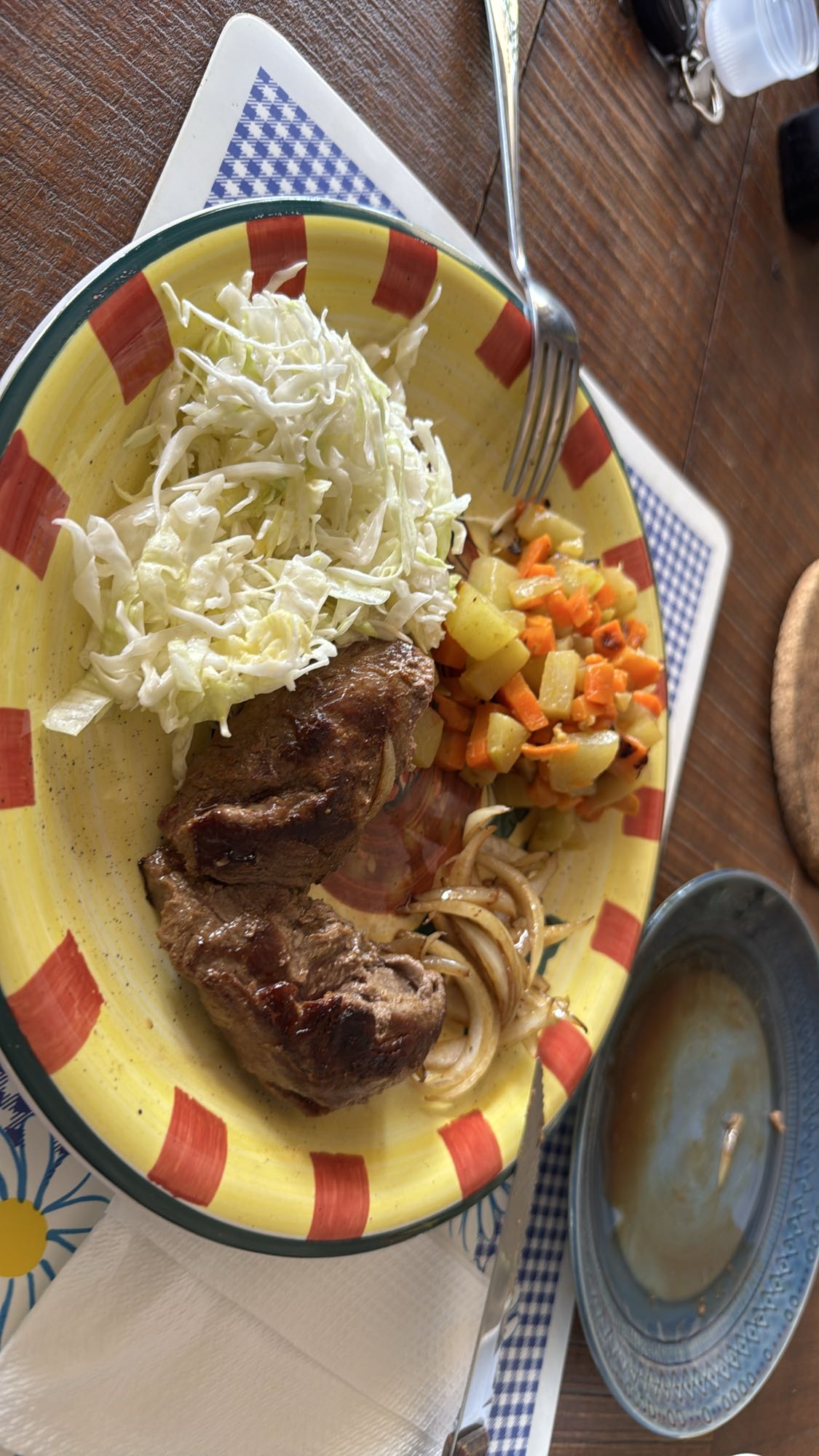 Carne con ensalada y verduras