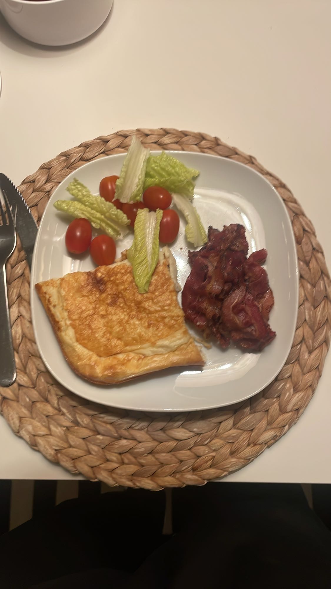 Paj med sallad och bacon