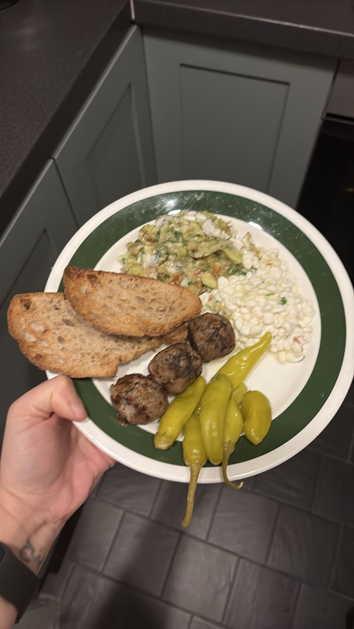 Köttbullar med bröd och sallad