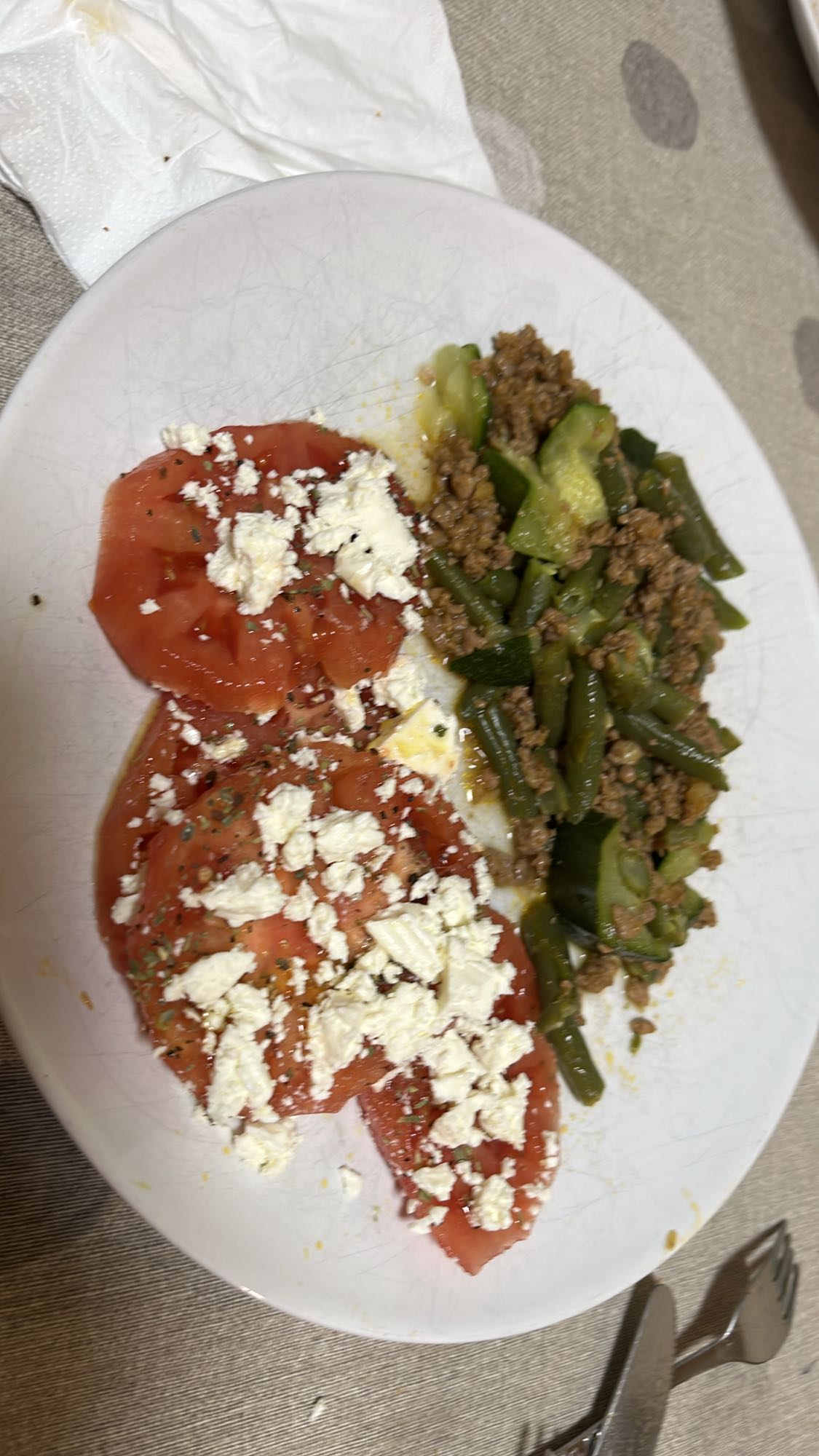 ensalada y carne con verduras