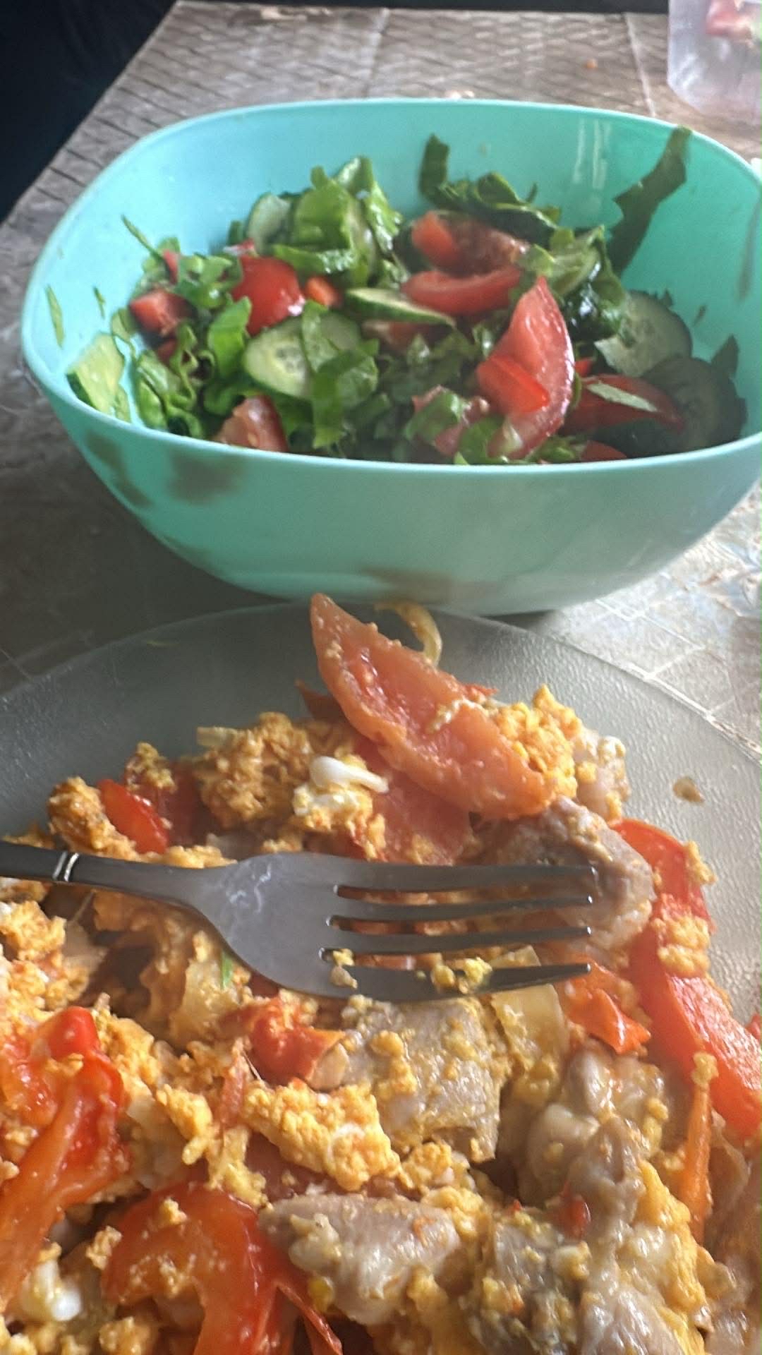 Omletă cu legume și salată