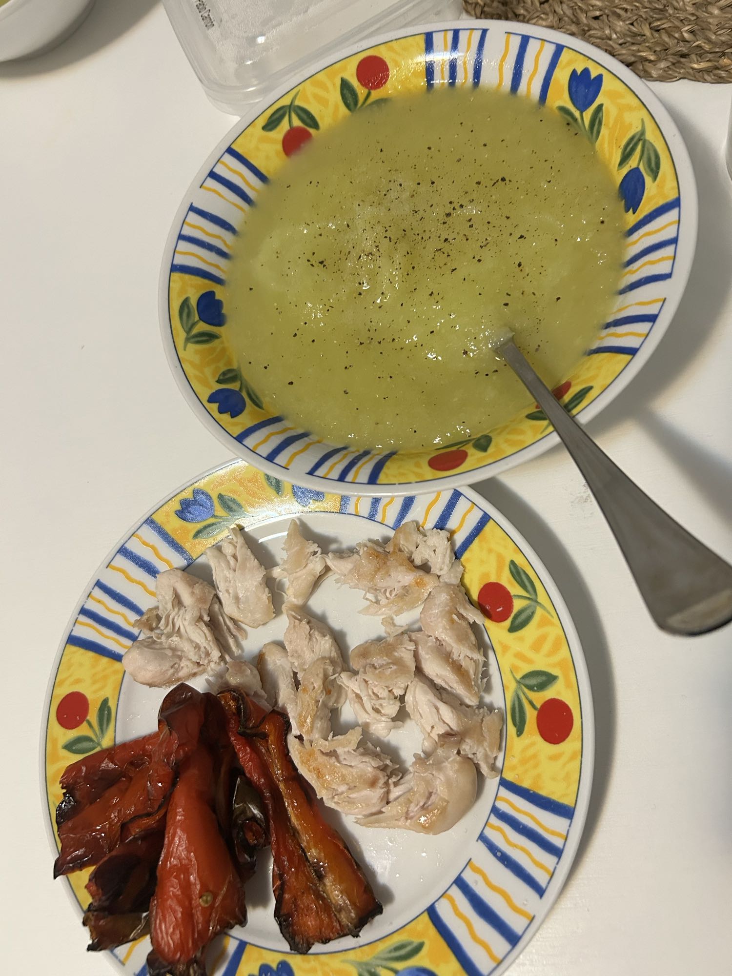 Puré de berenjena y cebolla con pollo y pimientos