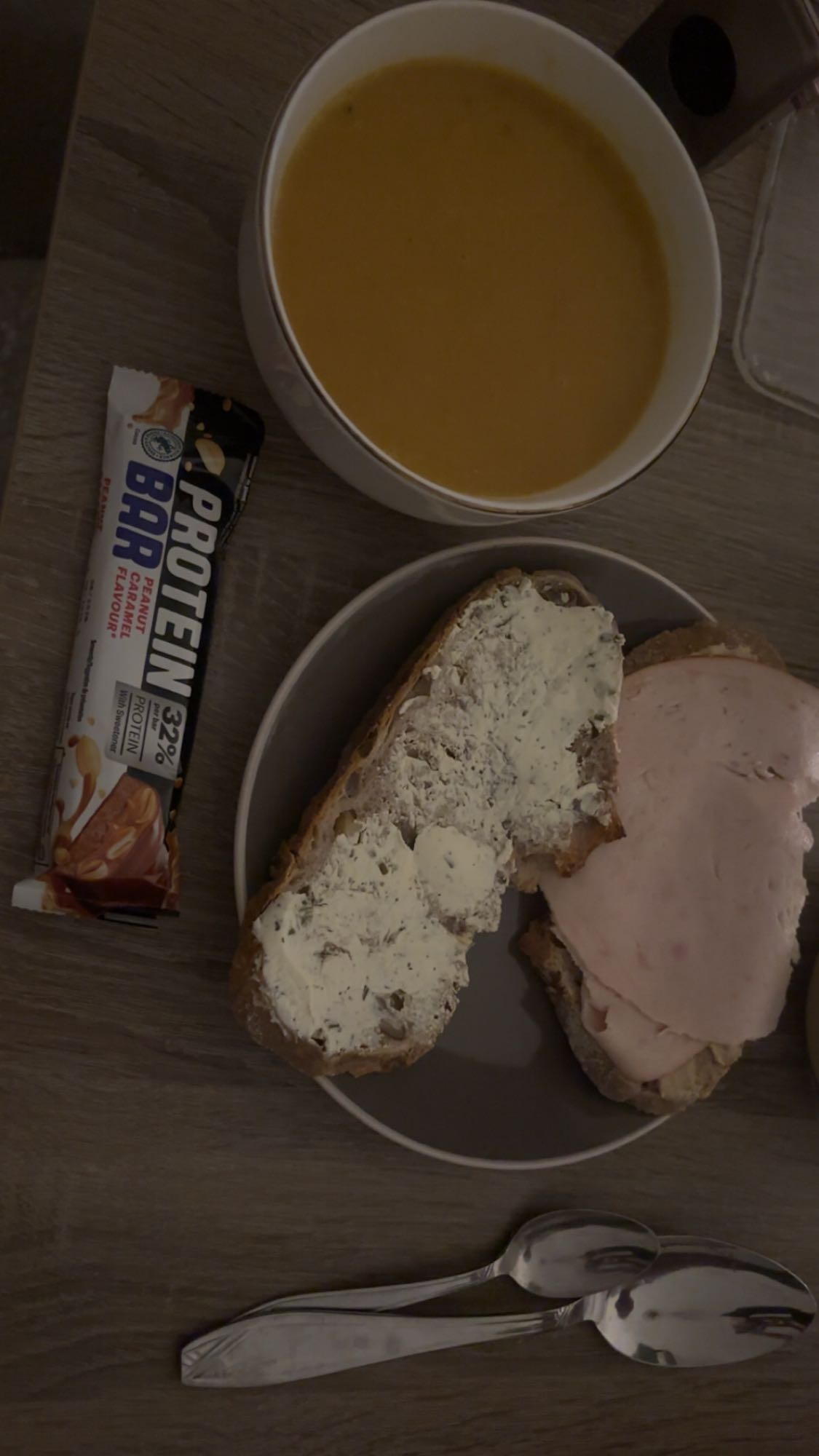 Soupe, tartine au poulet et barre végétale