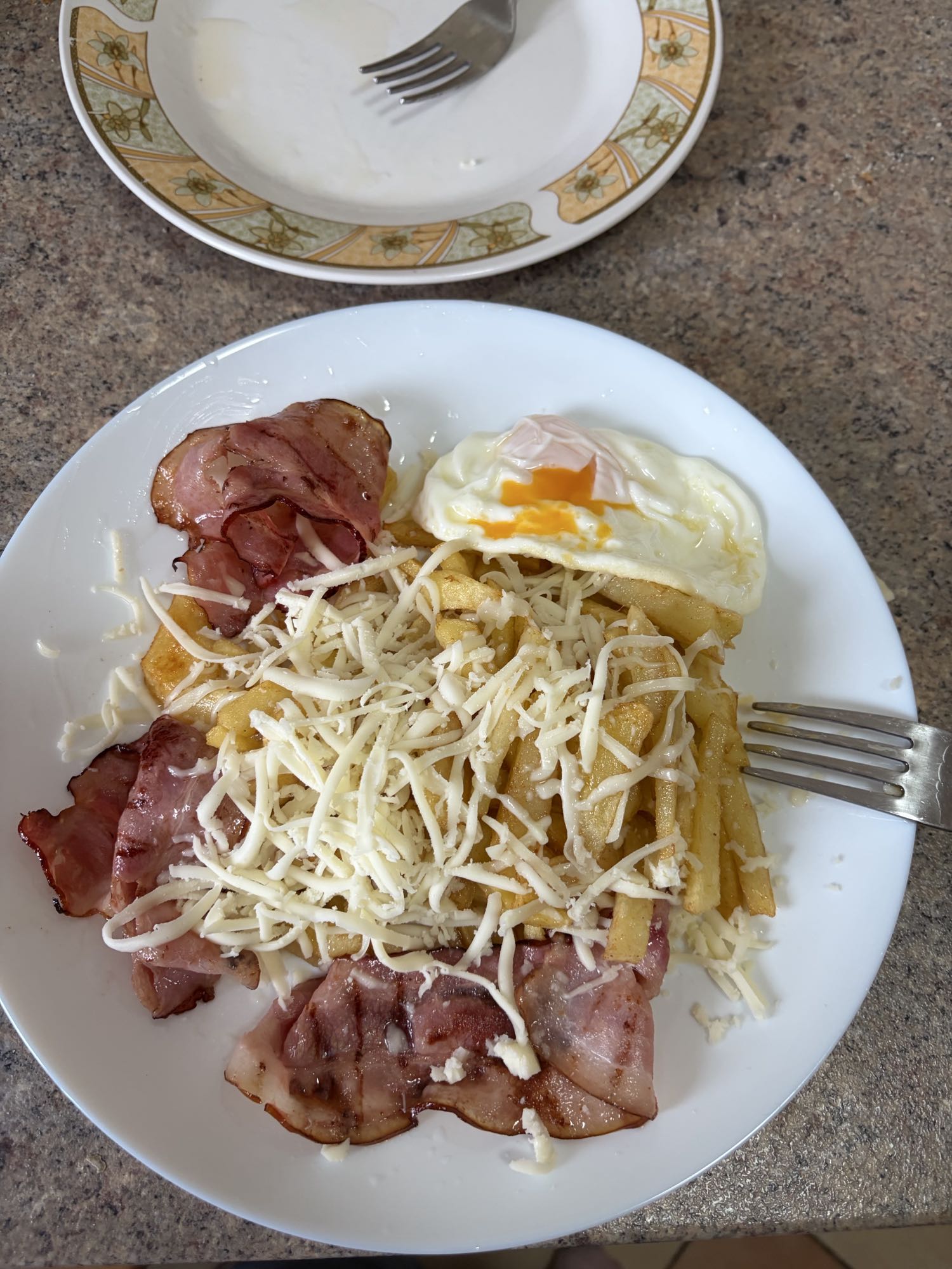 Cartofi prăjiți cu bacon, ou și cașcaval