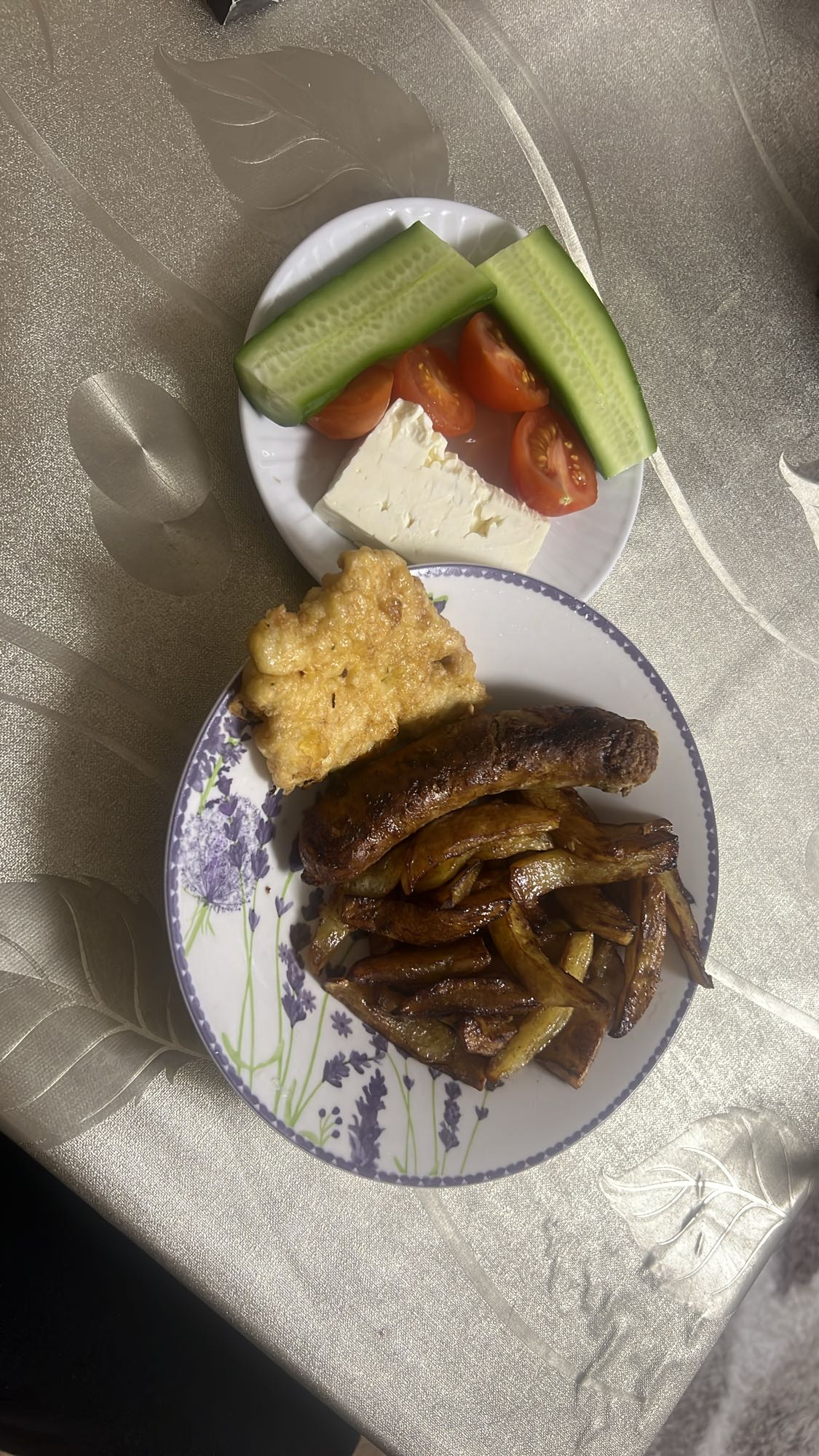 Cârnați cu cartofi și legume