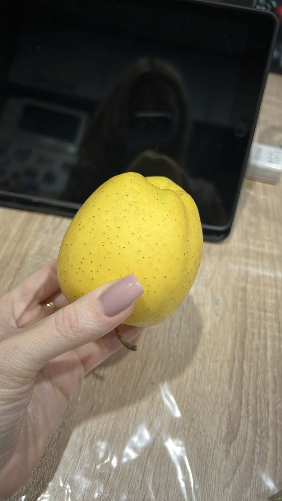 Жёлтое яблоко