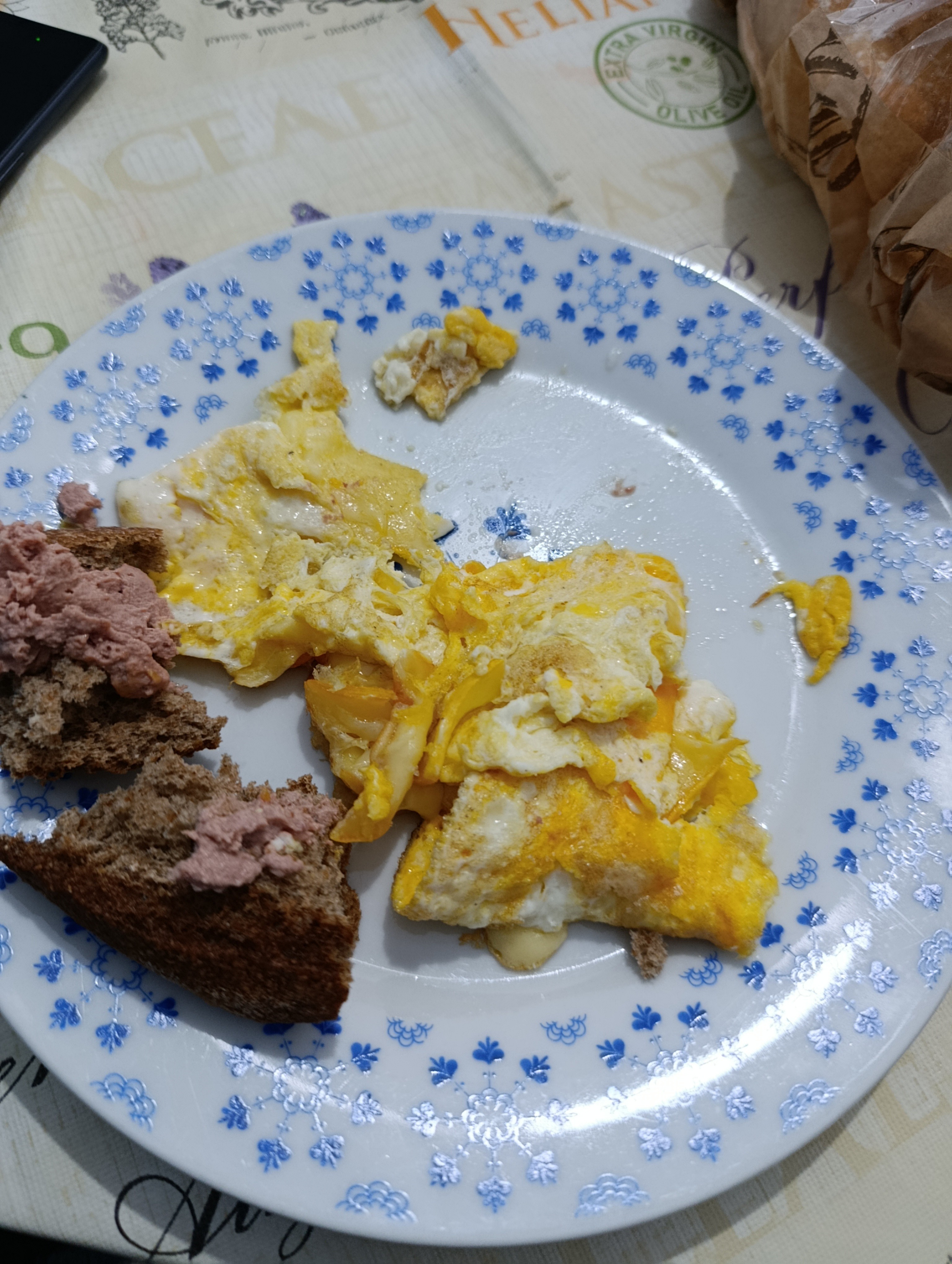 Tortilla con pan y paté