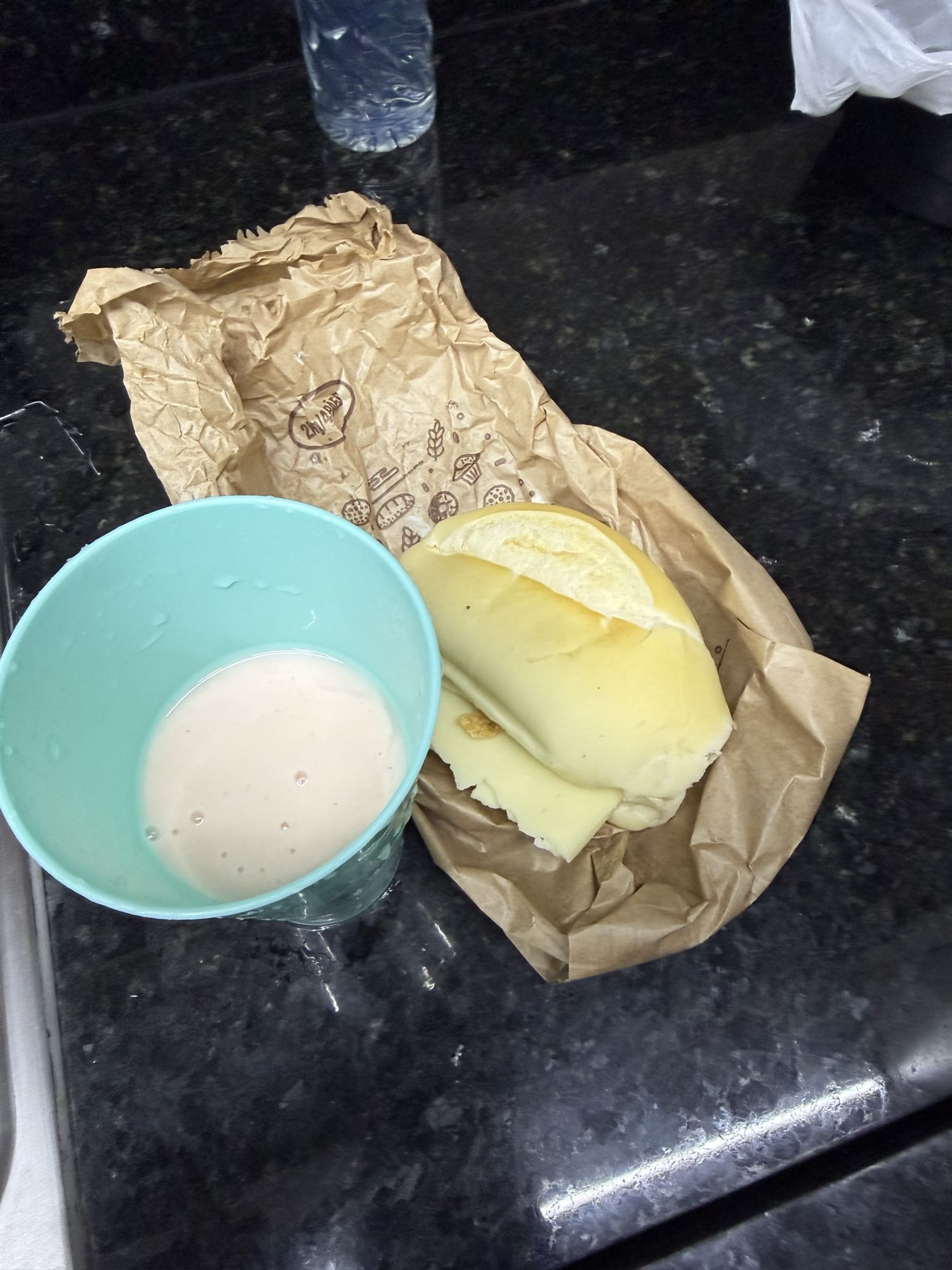 Pão com queijo e vitamina