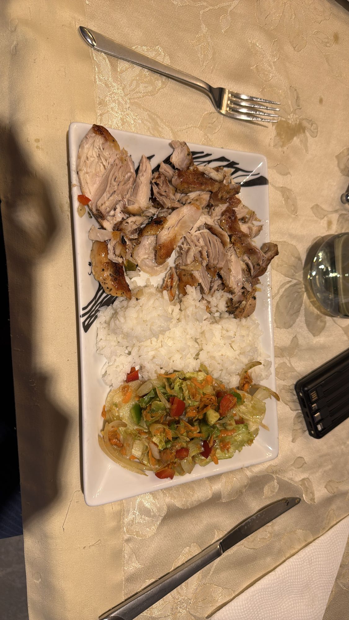 Pollo con arroz y ensalada