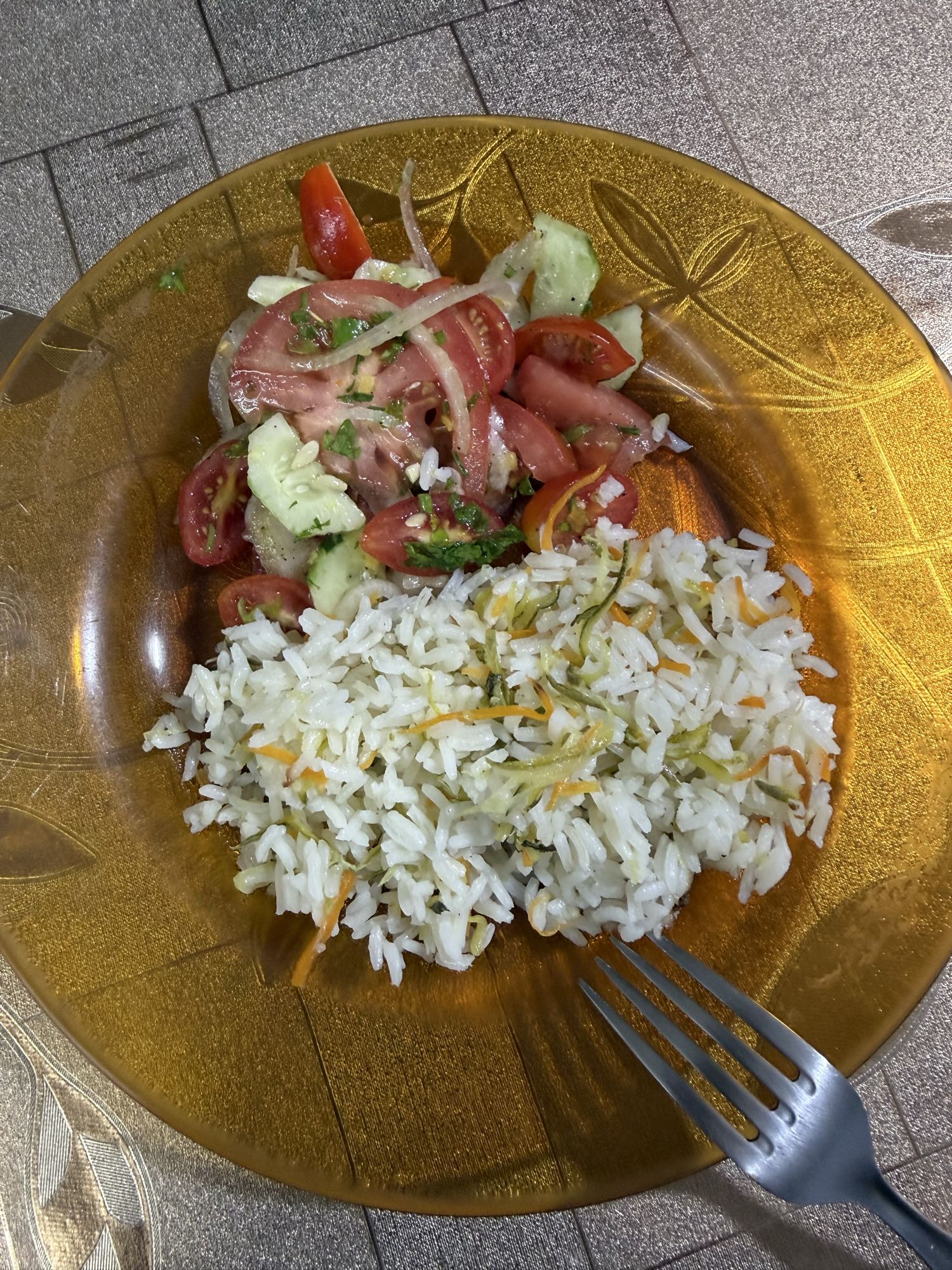 Arroz com salada fresca