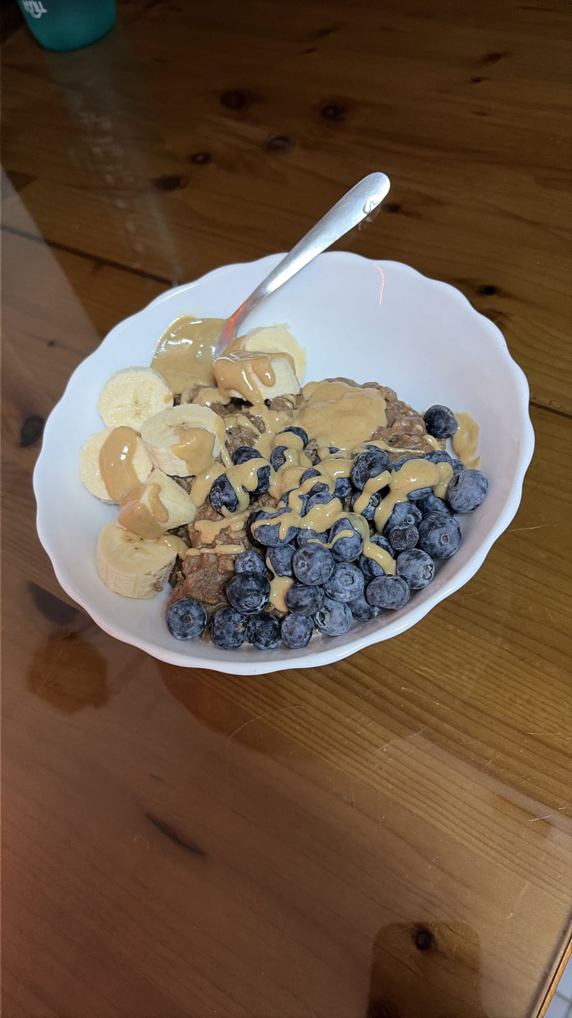 Mic dejun proteic cu ovăz, fructe și ouă