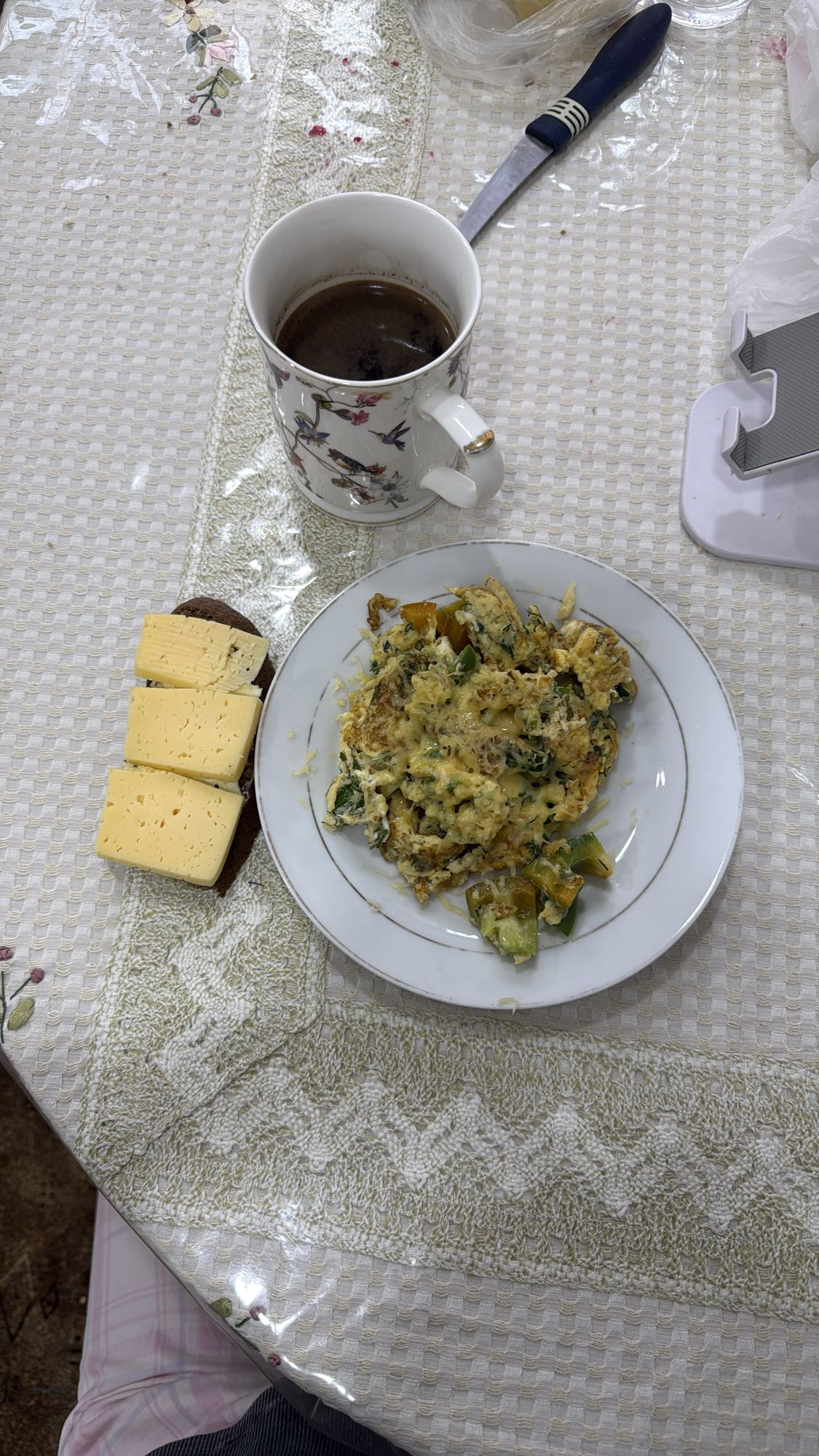 Омлет с сыром и кофе