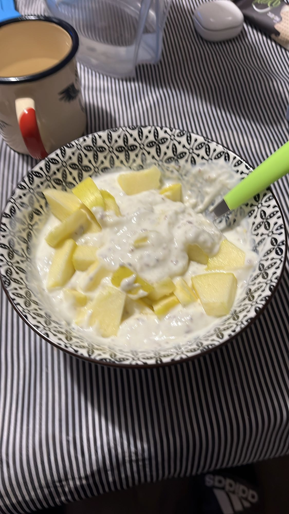 Кисело мляко с ябълка