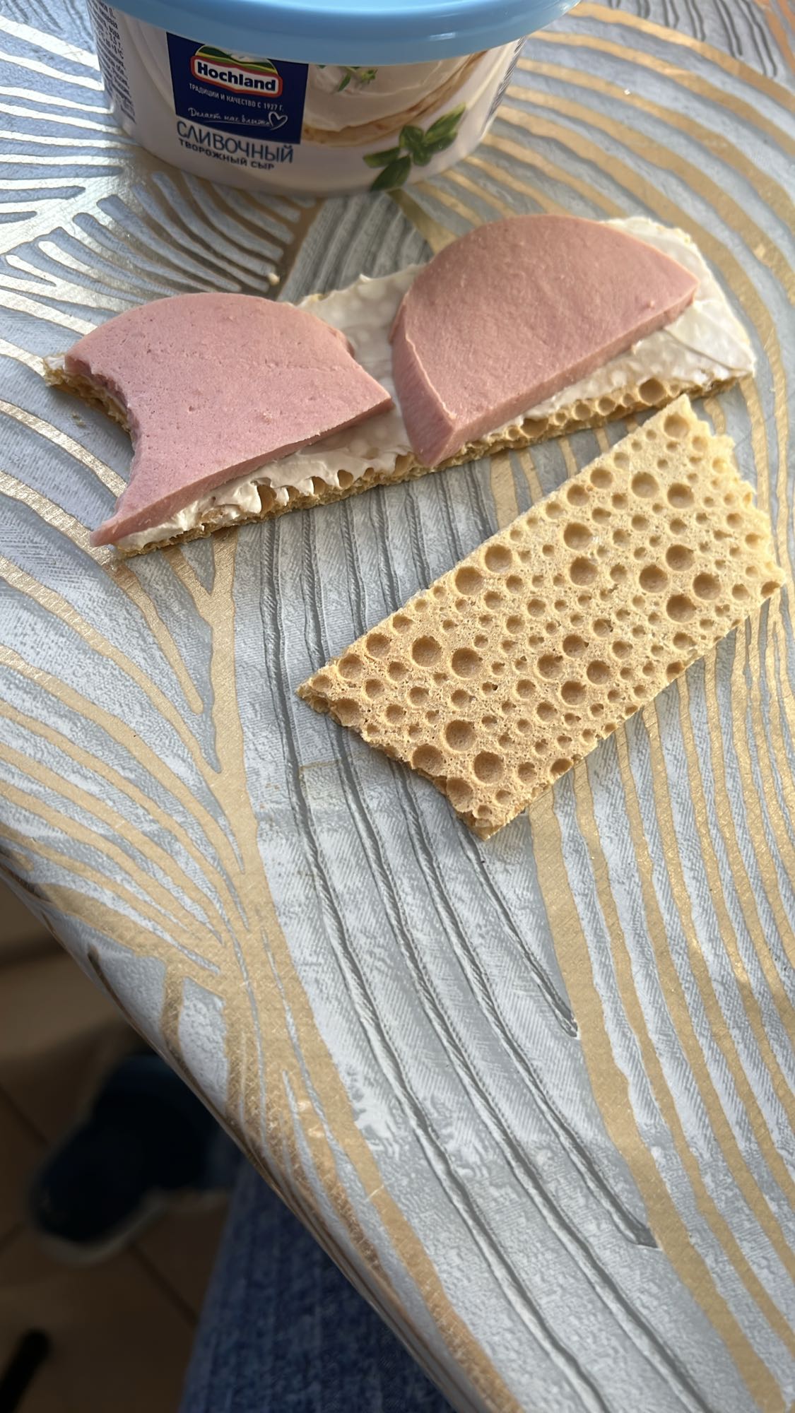 Хлебец с сыром и колбасой